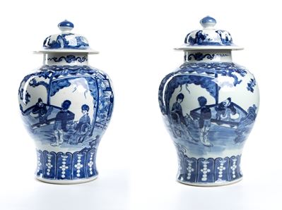 Cina, Coppia di vasi in porcellana decorati a blu su fondo bianco