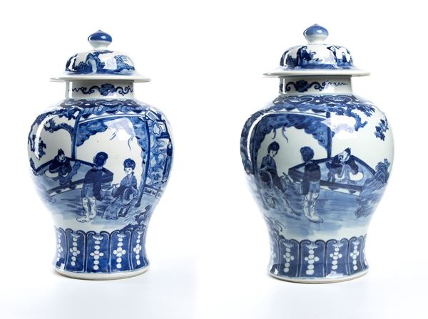 Coppia di vasi in porcellana