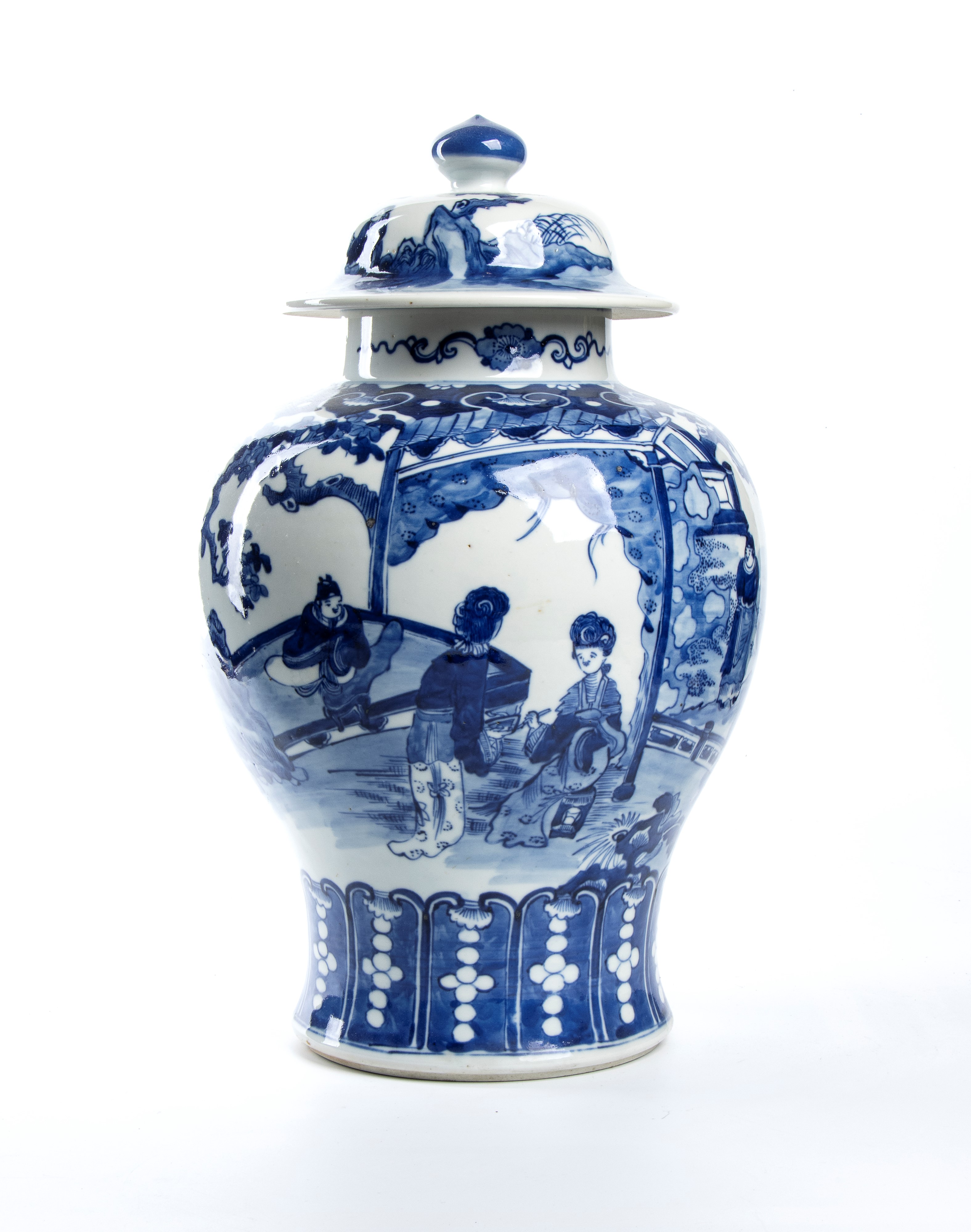Cina, Coppia di vasi in porcellana decorati a blu su fondo bianco