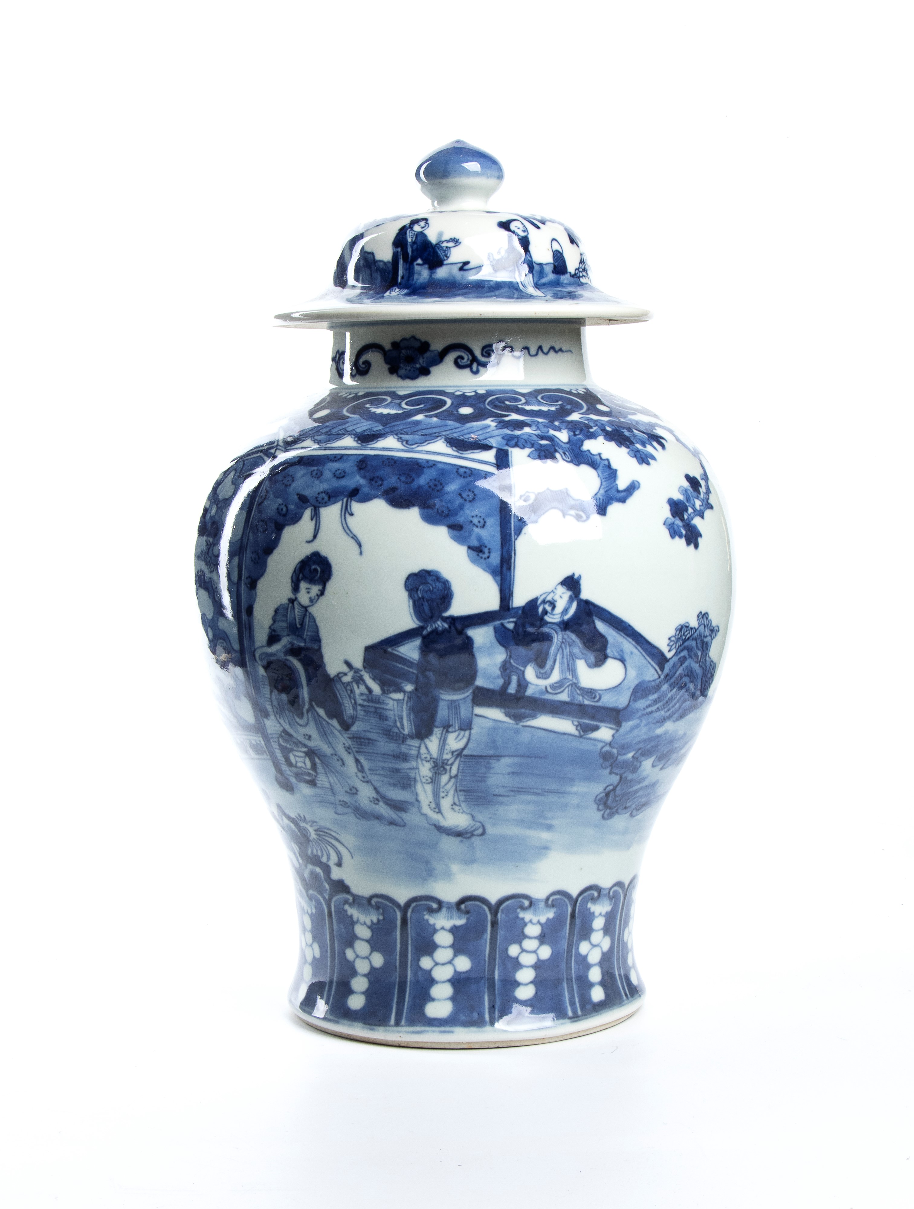 Cina, Coppia di vasi in porcellana decorati a blu su fondo bianco