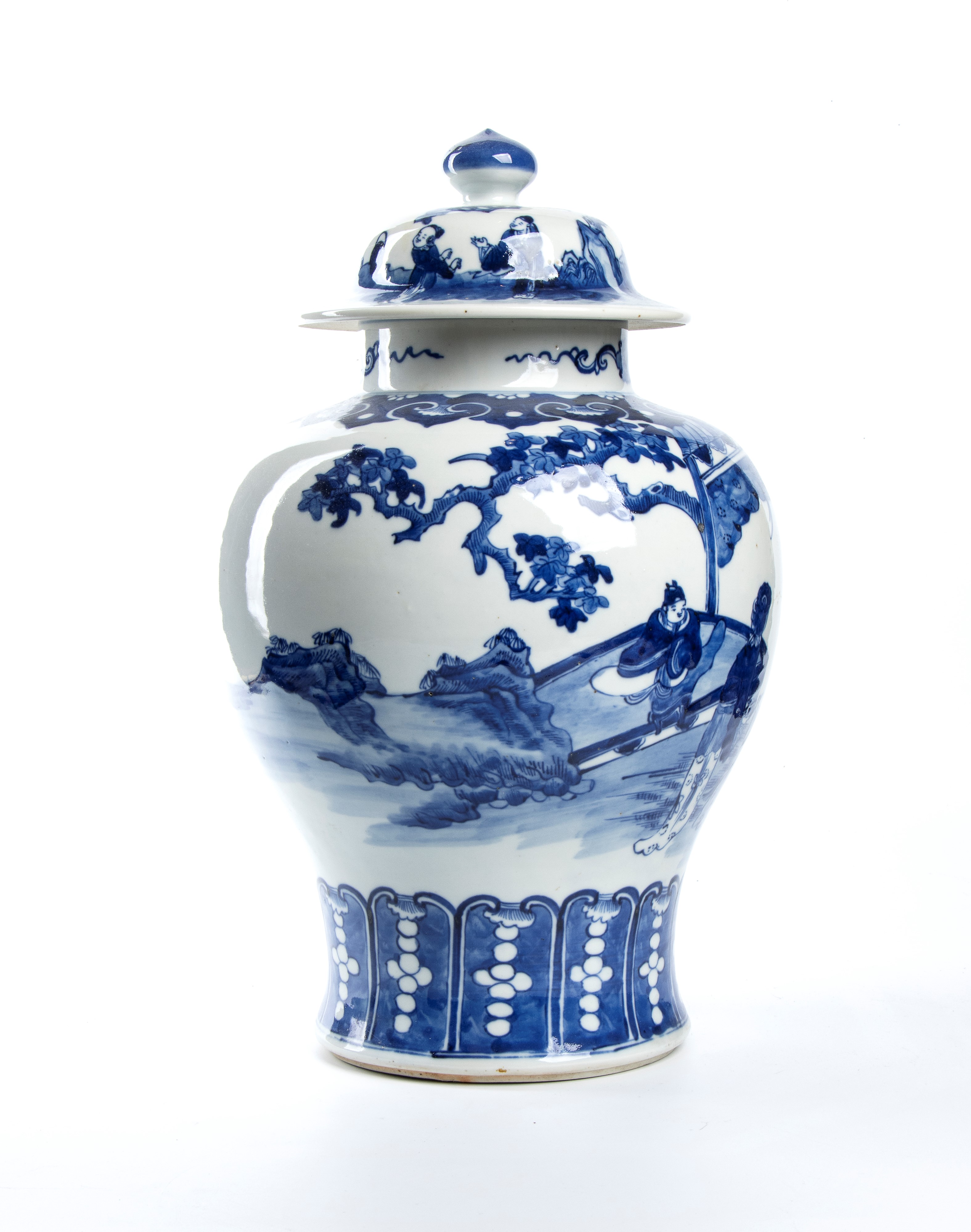 Cina, Coppia di vasi in porcellana decorati a blu su fondo bianco
