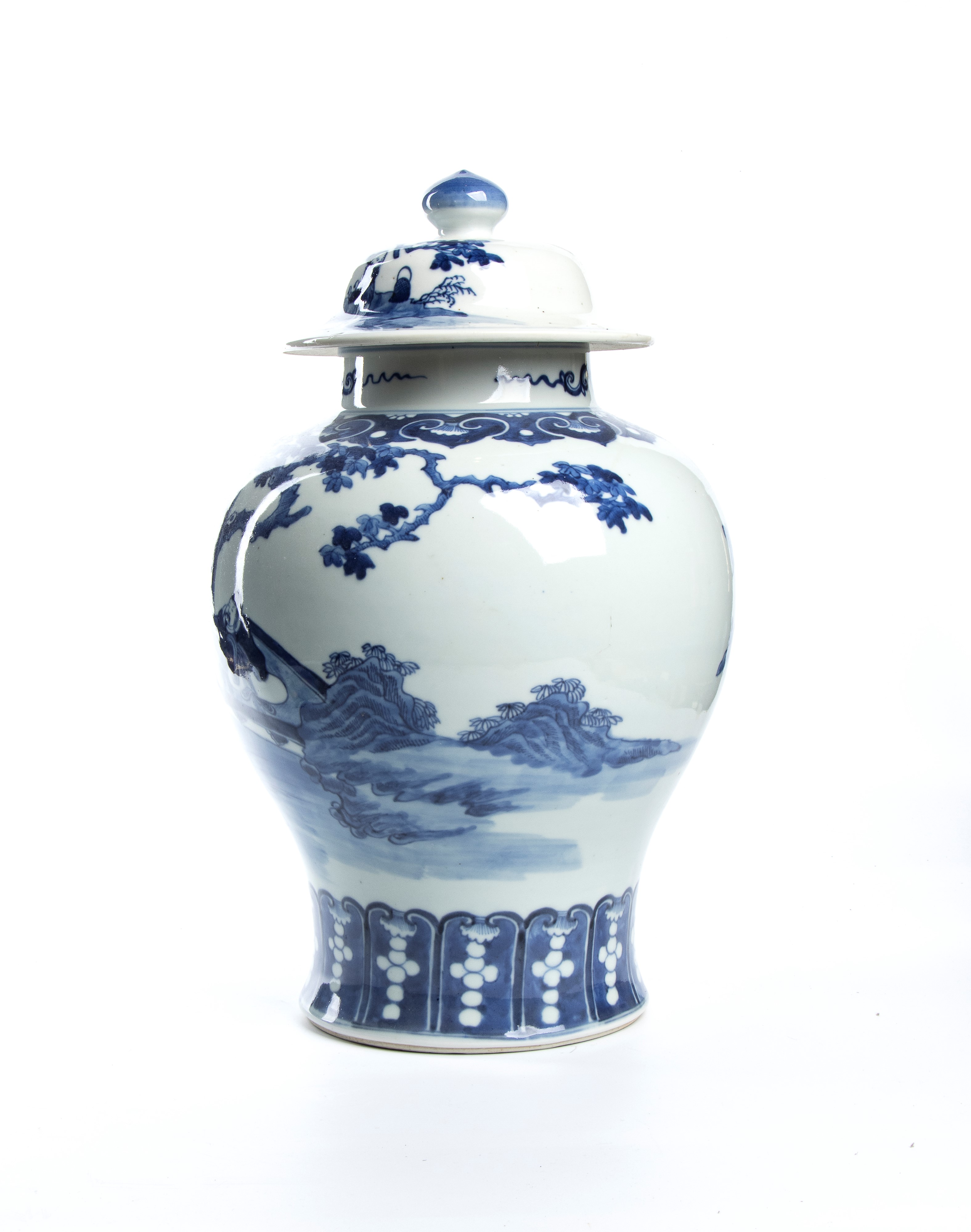 Cina, Coppia di vasi in porcellana decorati a blu su fondo bianco