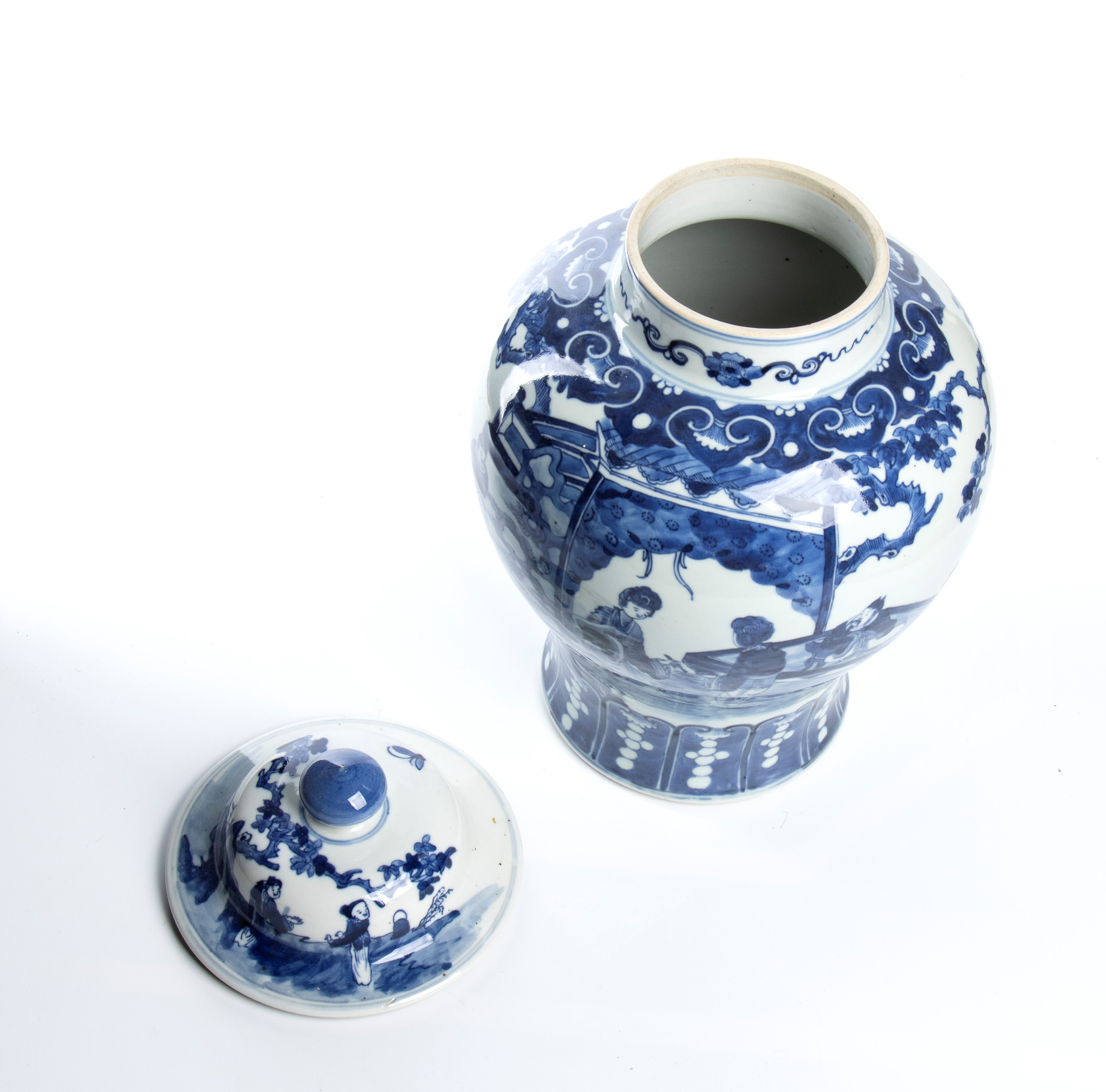 Cina, Coppia di vasi in porcellana decorati a blu su fondo bianco