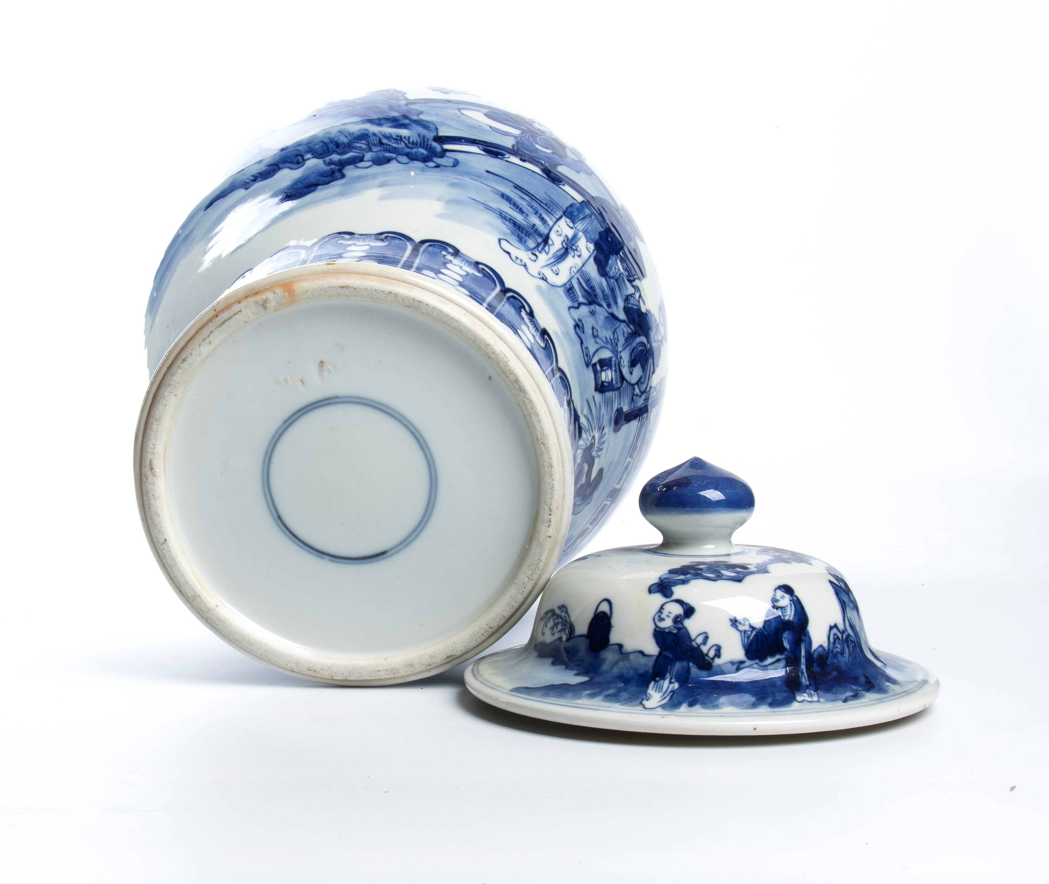 Cina, Coppia di vasi in porcellana decorati a blu su fondo bianco