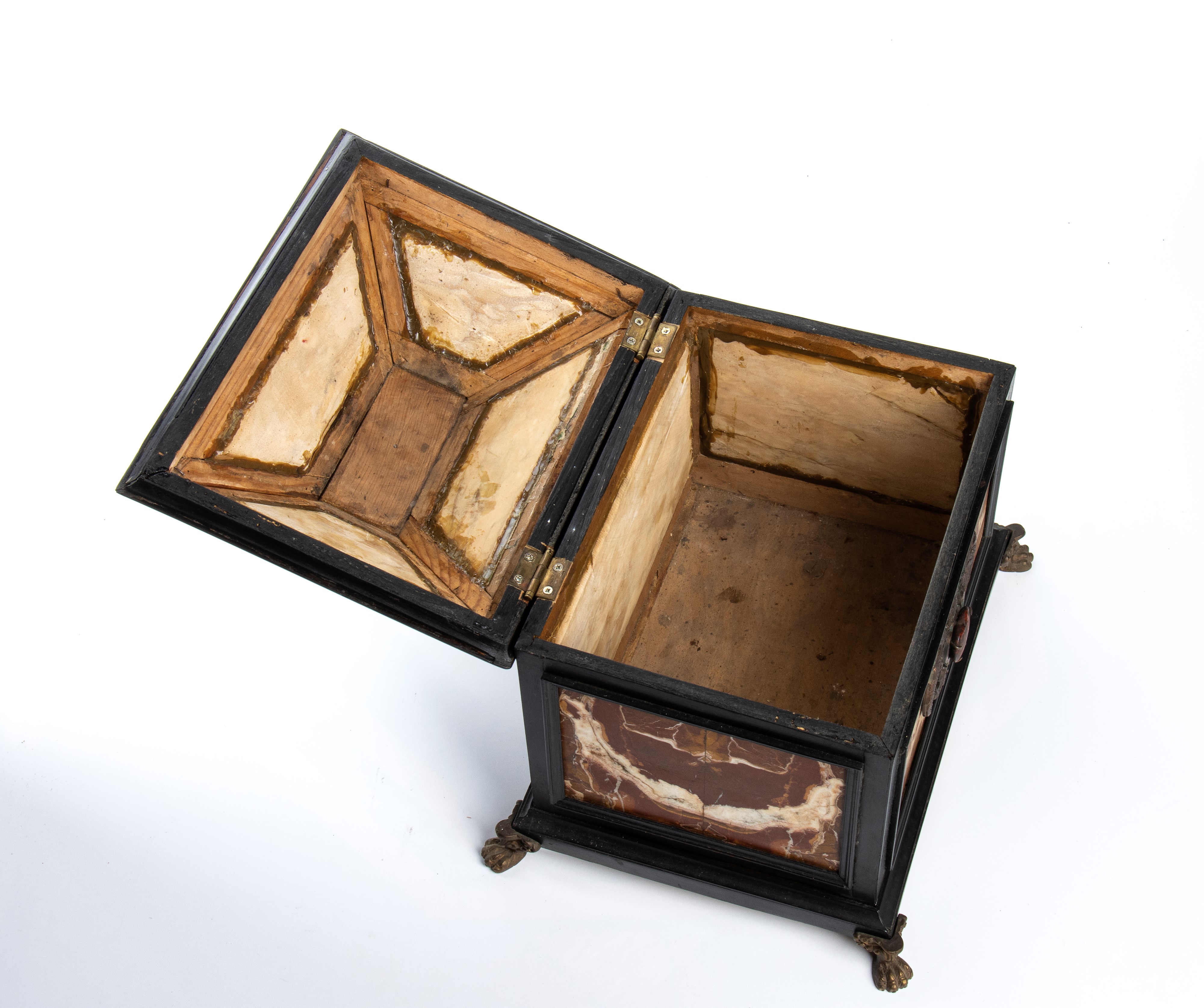 Scrigno in ebano e marmo rosso