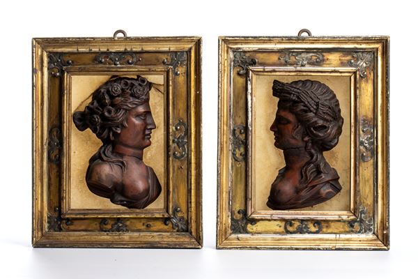 Coppia di profili femminili in marmo