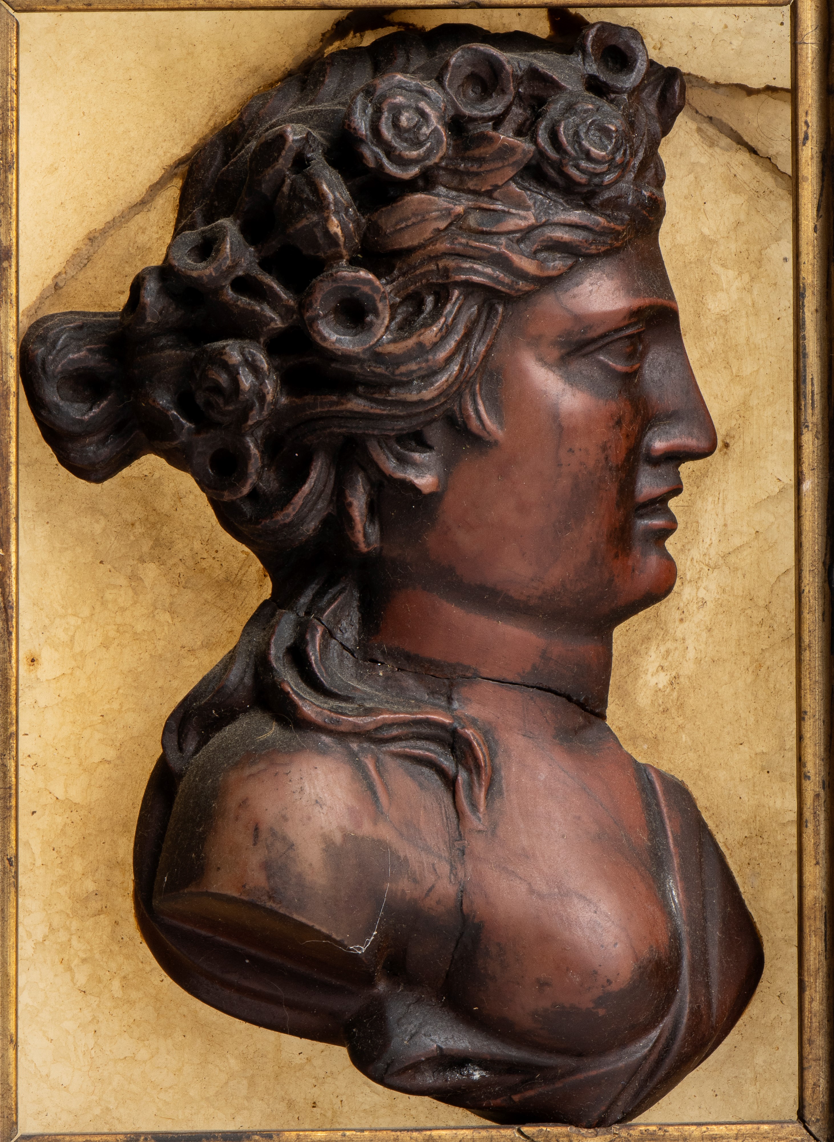 Scultore romano del XVIII secolo, Coppia di profili femminili in marmo con applicazioni in argent...