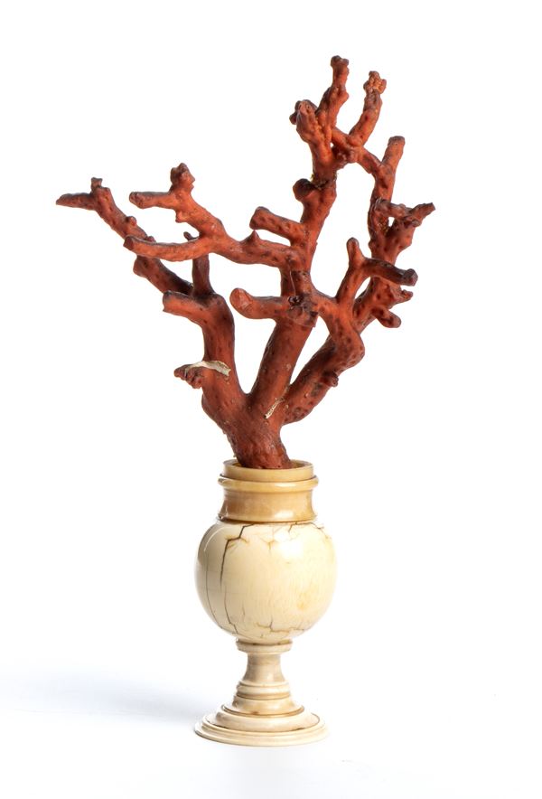 Vaso in avorio e corallo rosso