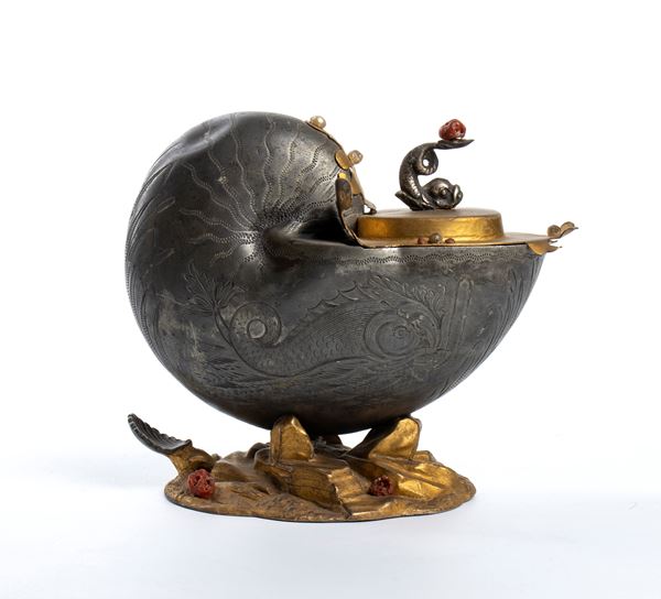 Nautilus montato su una base ovale in peltro