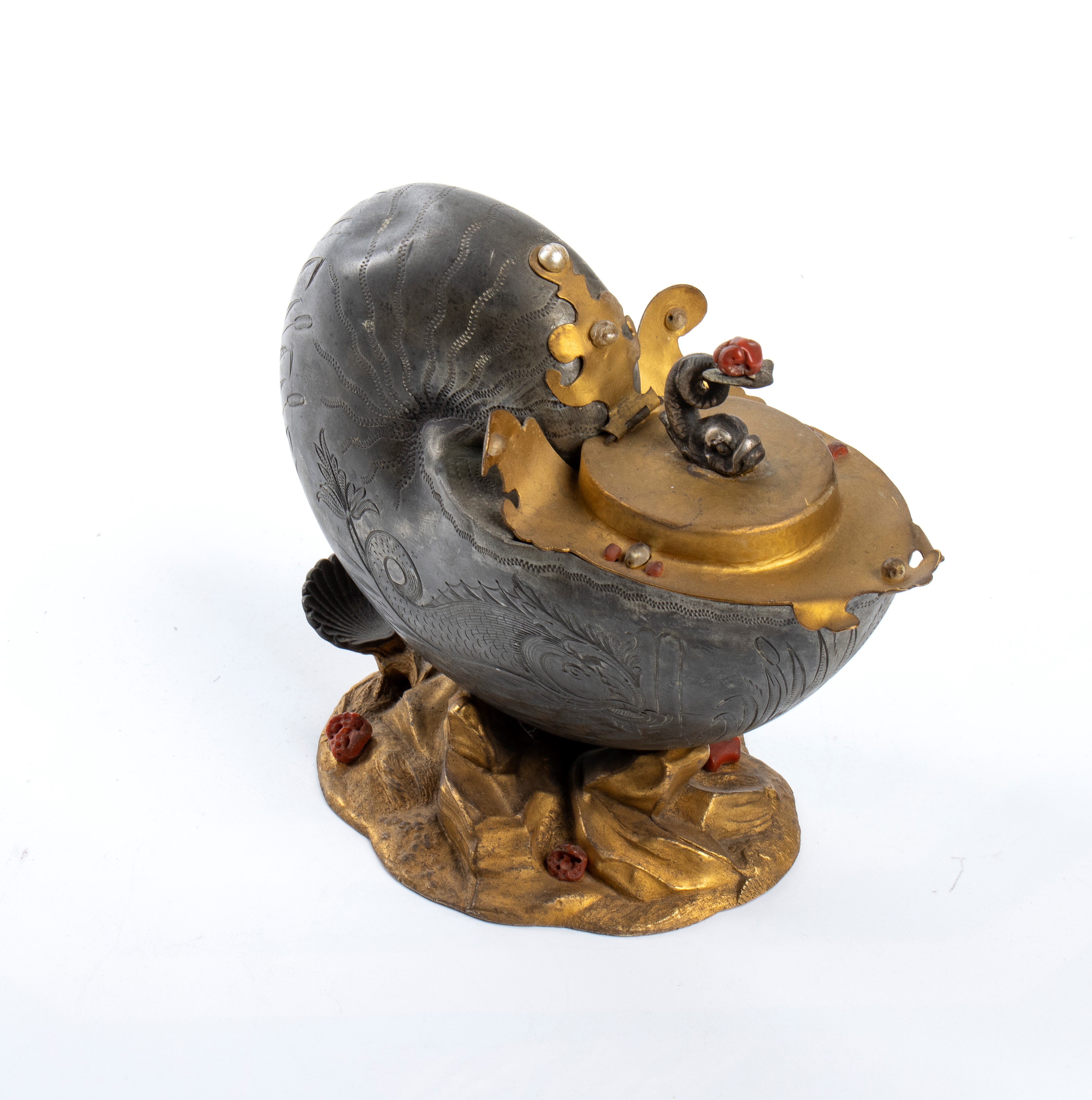 Nautilus montato su una base ovale in peltro