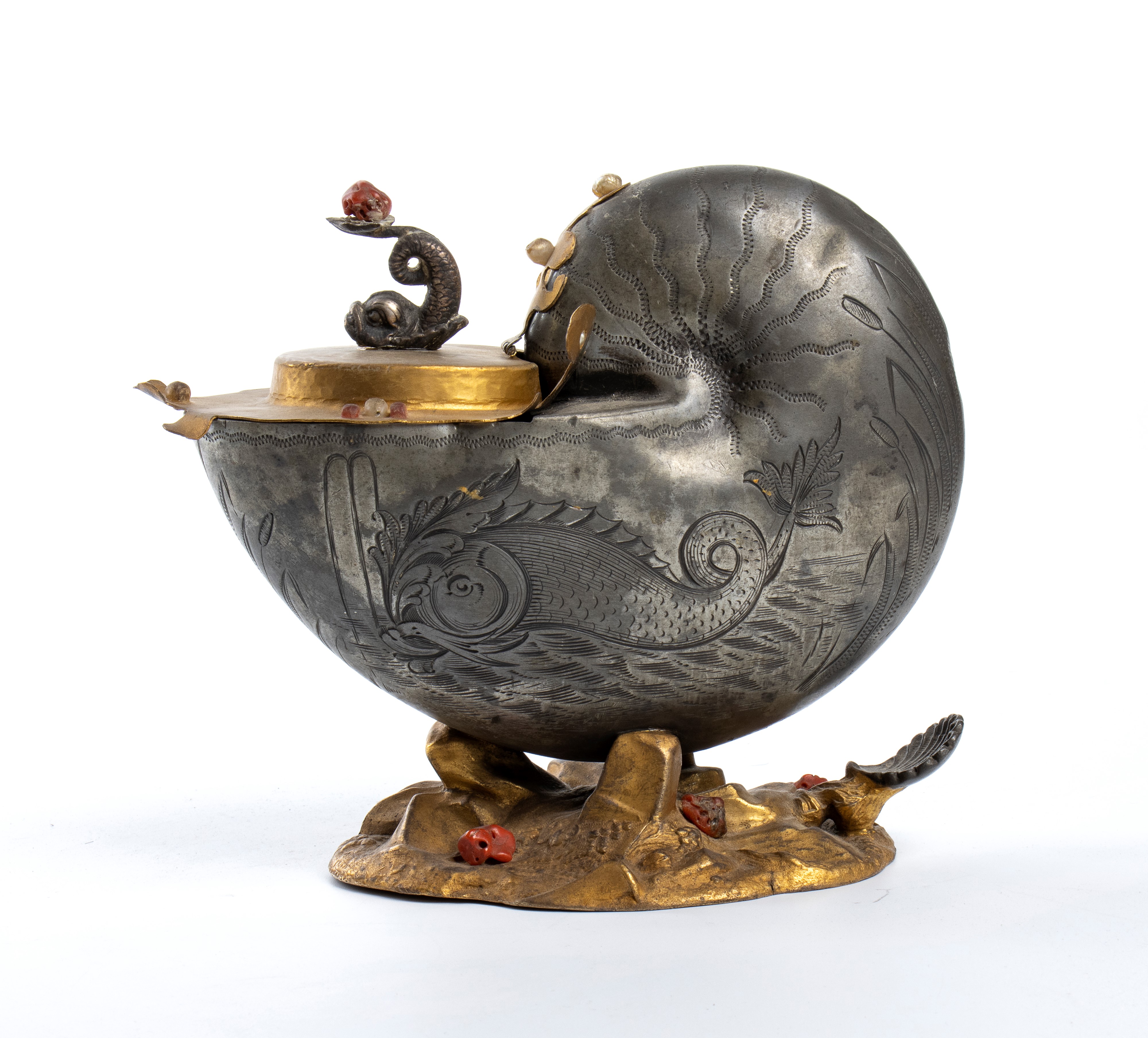 Nautilus montato su una base ovale in peltro