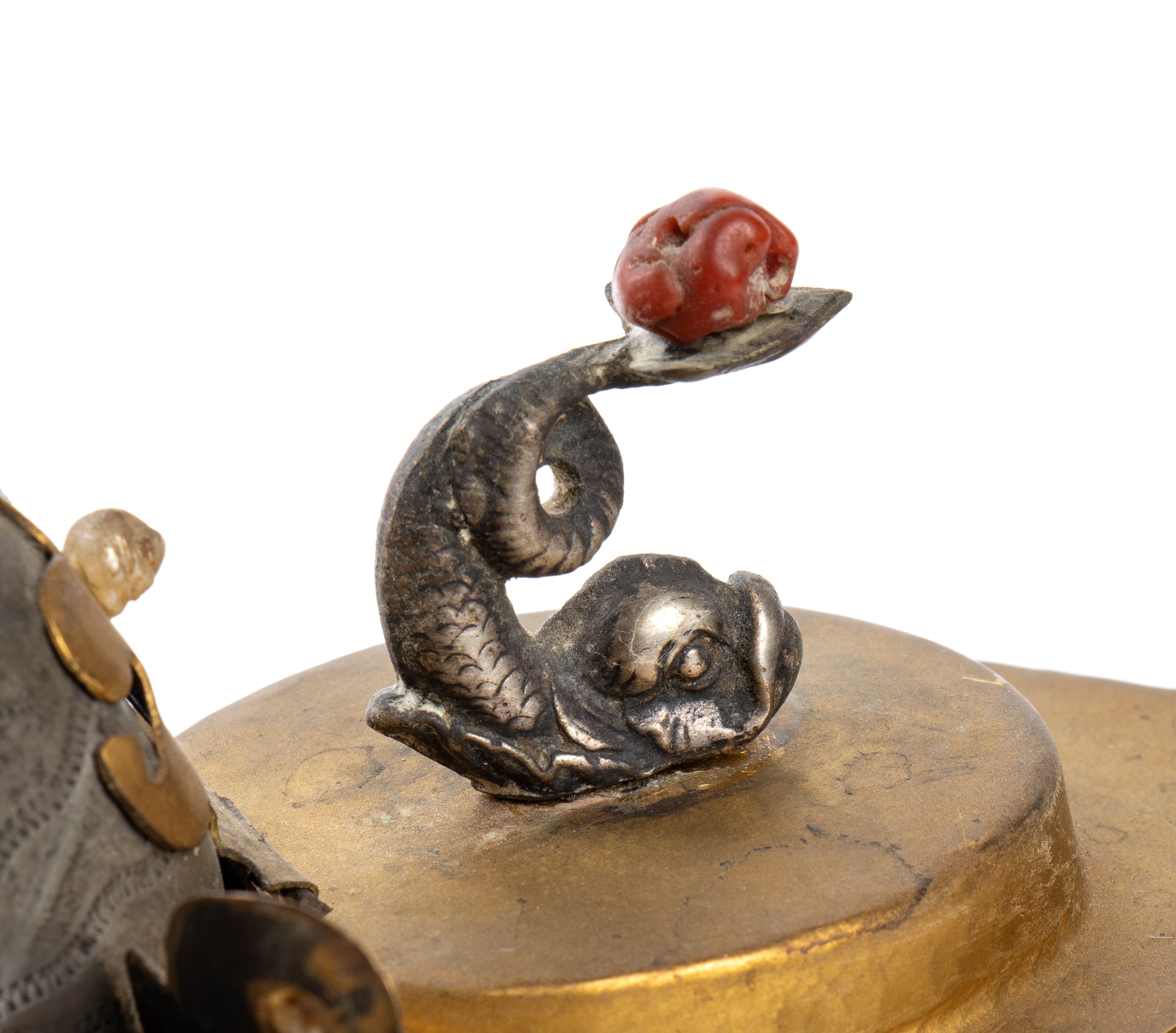 Nautilus montato su una base ovale in peltro