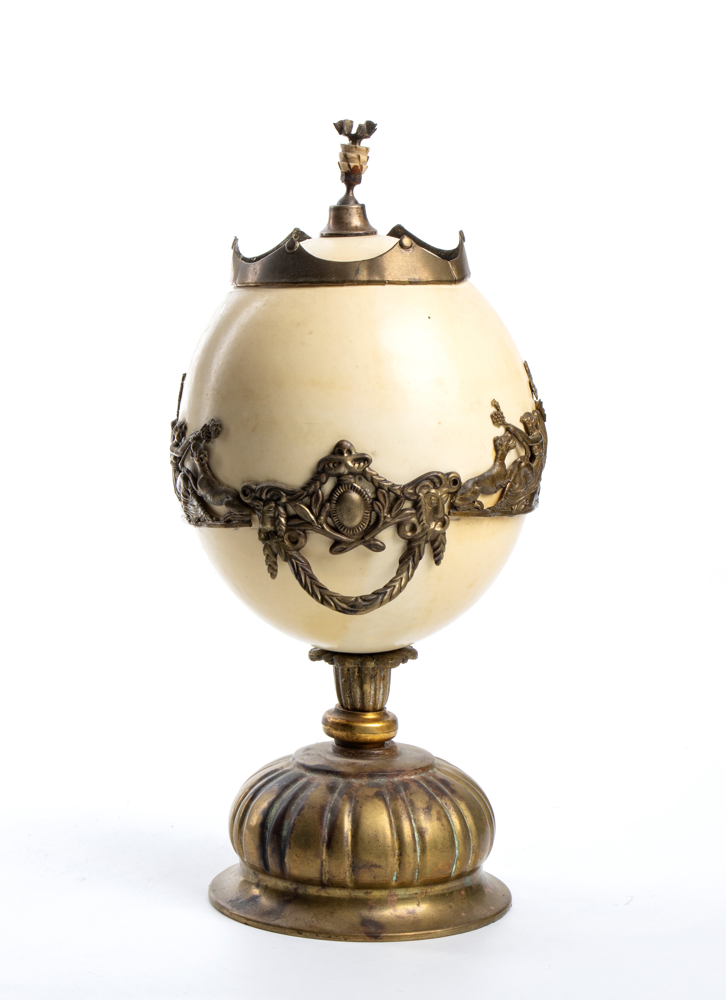 Uovo di struzzo su base in ottone