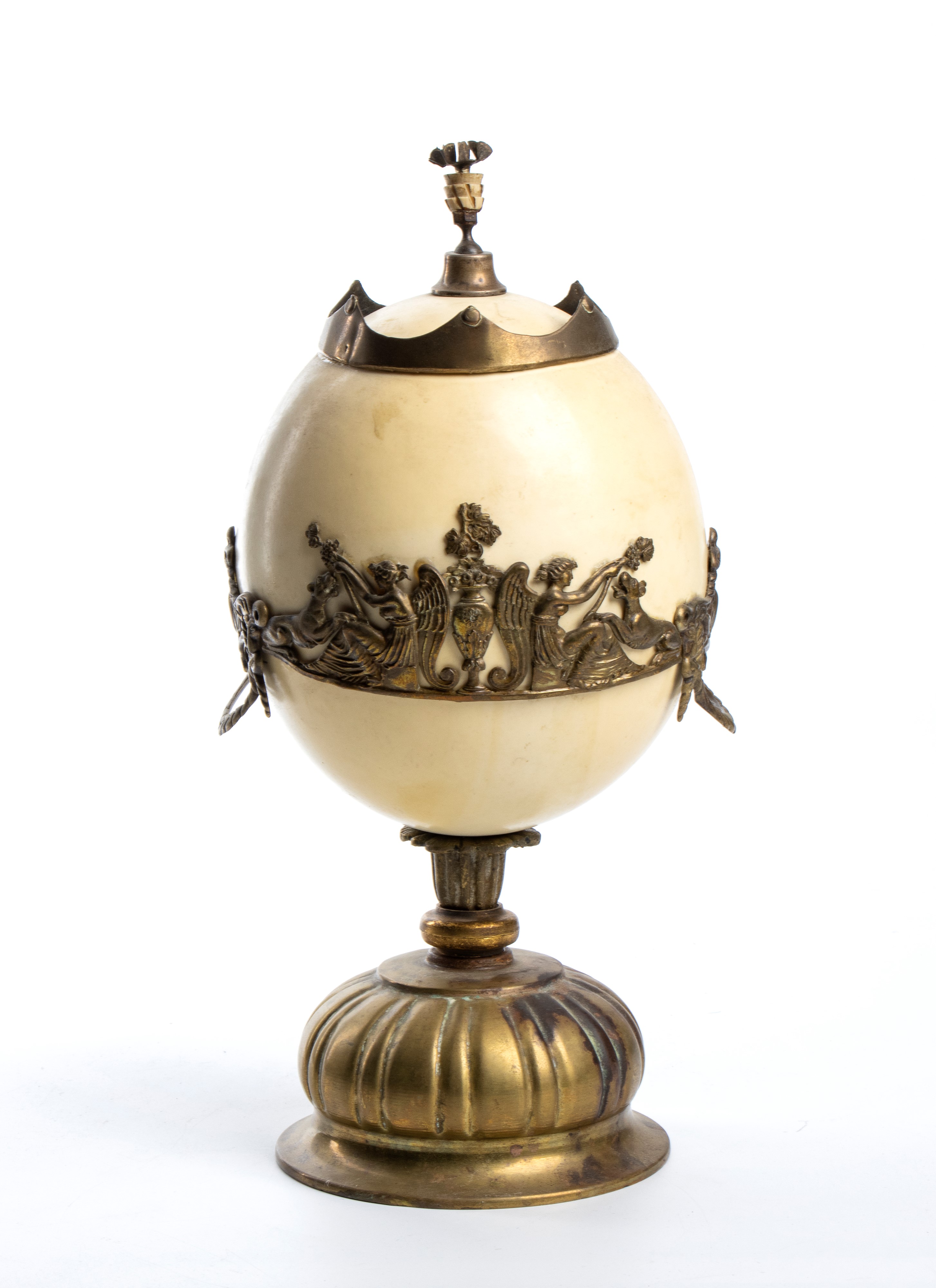 Uovo di struzzo su base in ottone