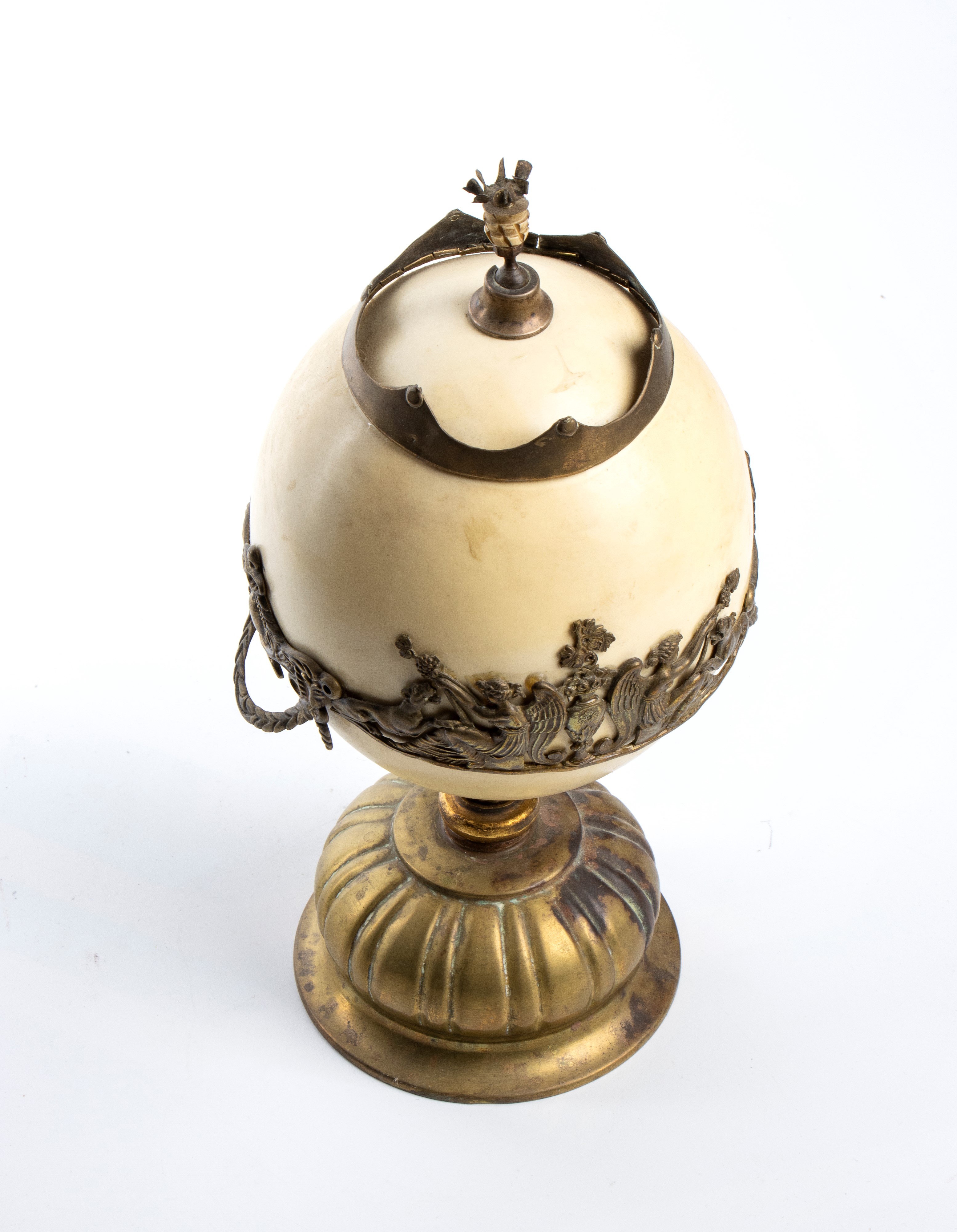 Uovo di struzzo su base in ottone