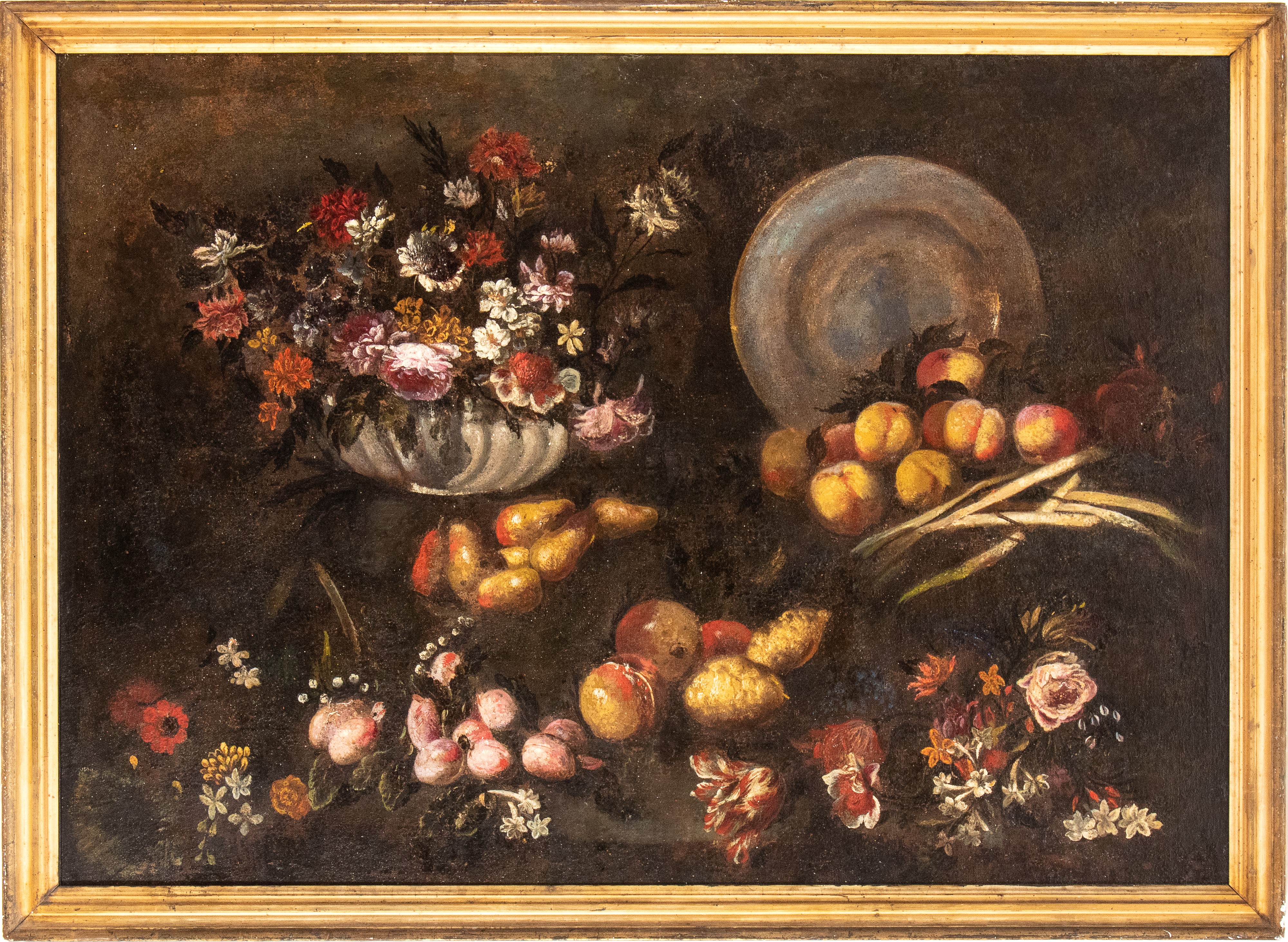 Artista Napoletano, XVII - XVIII Secolo - Natura morta con fiori, frutta e piatto metallico, olio...