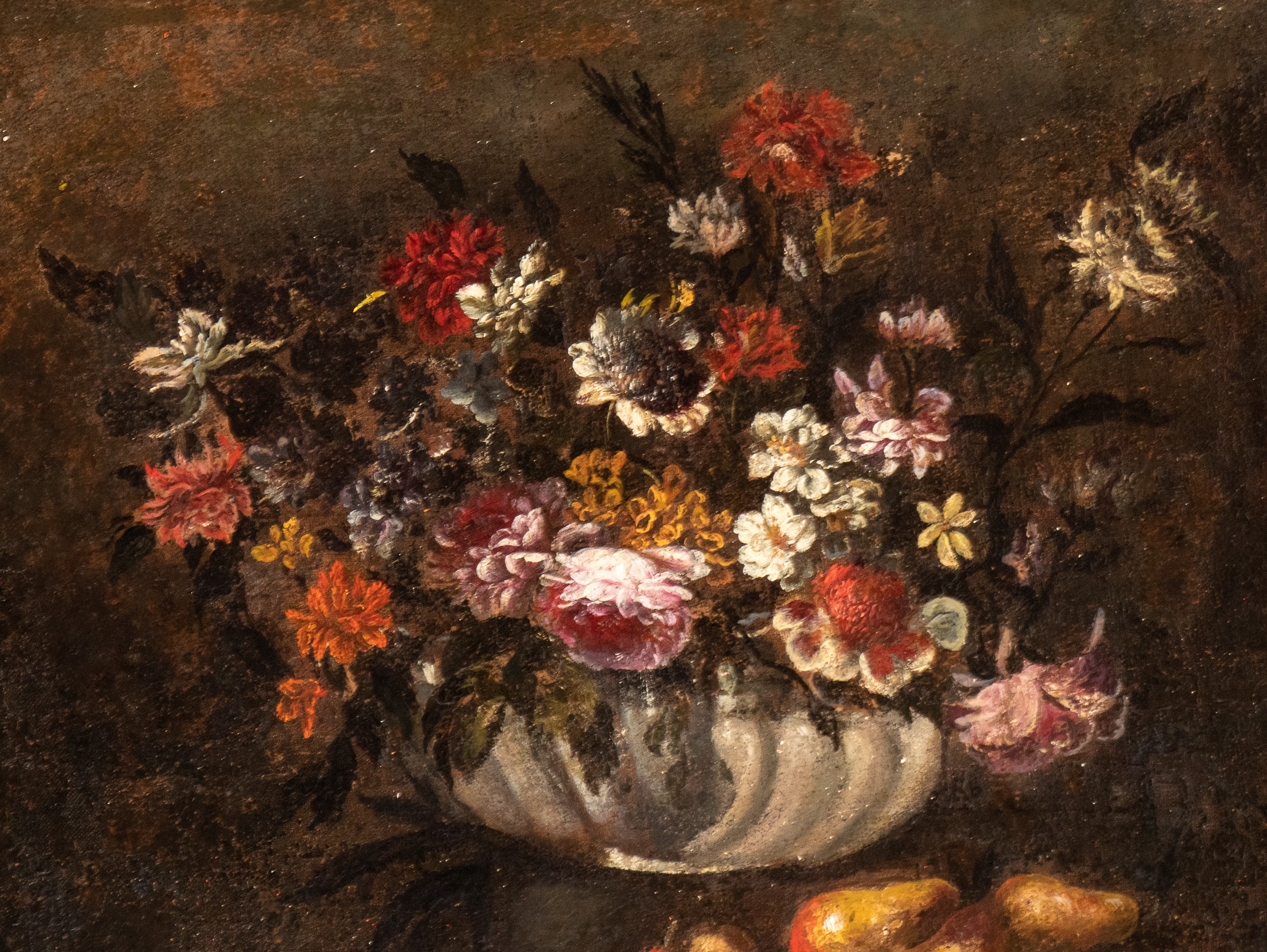 Artista Napoletano, XVII - XVIII Secolo - Natura morta con fiori, frutta e piatto metallico, olio...