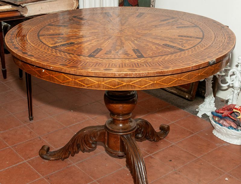 Tavolo tondo in legno di noce con piano a tarsie geometriche e base a tre piedi torniti (XIX/XX s...
