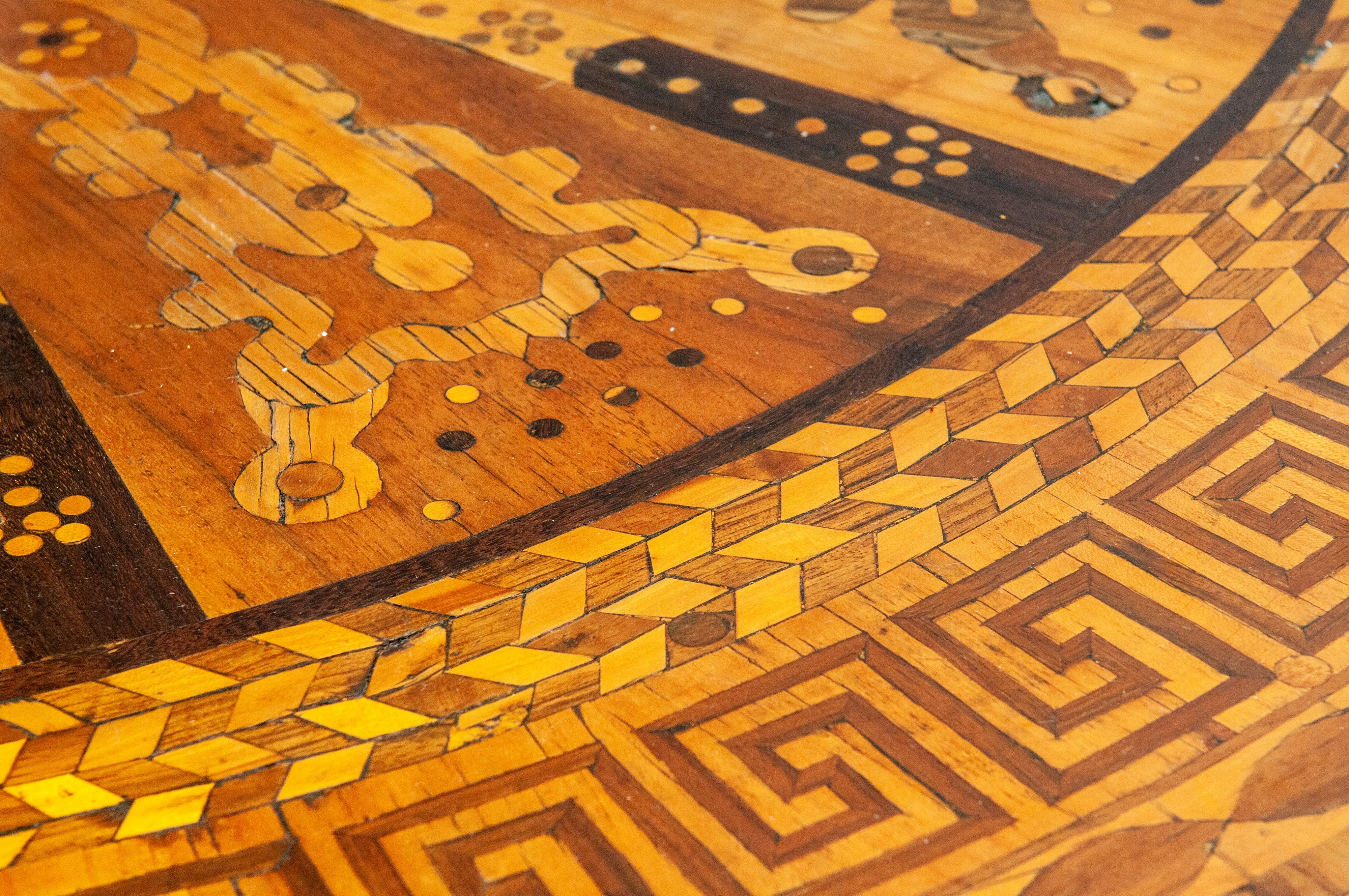 Tavolo tondo in legno di noce con piano a tarsie geometriche e base a tre piedi torniti (XIX/XX s...