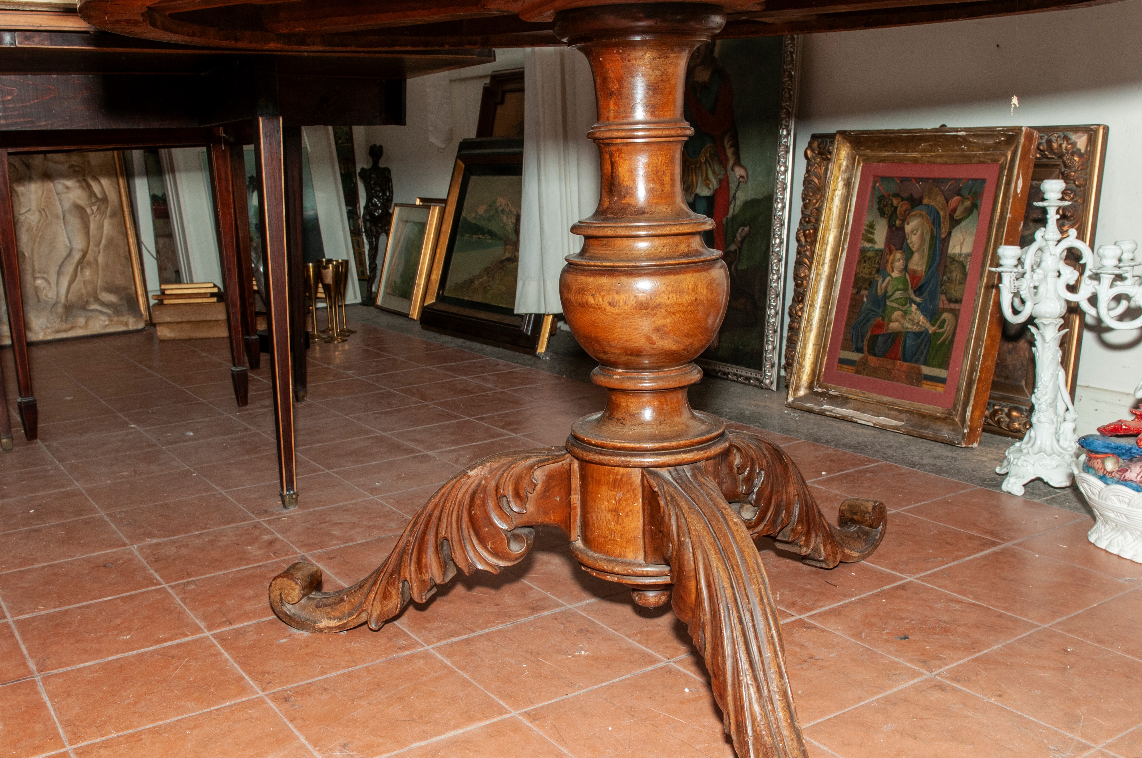 Tavolo tondo in legno di noce con piano a tarsie geometriche e base a tre piedi torniti (XIX/XX s...