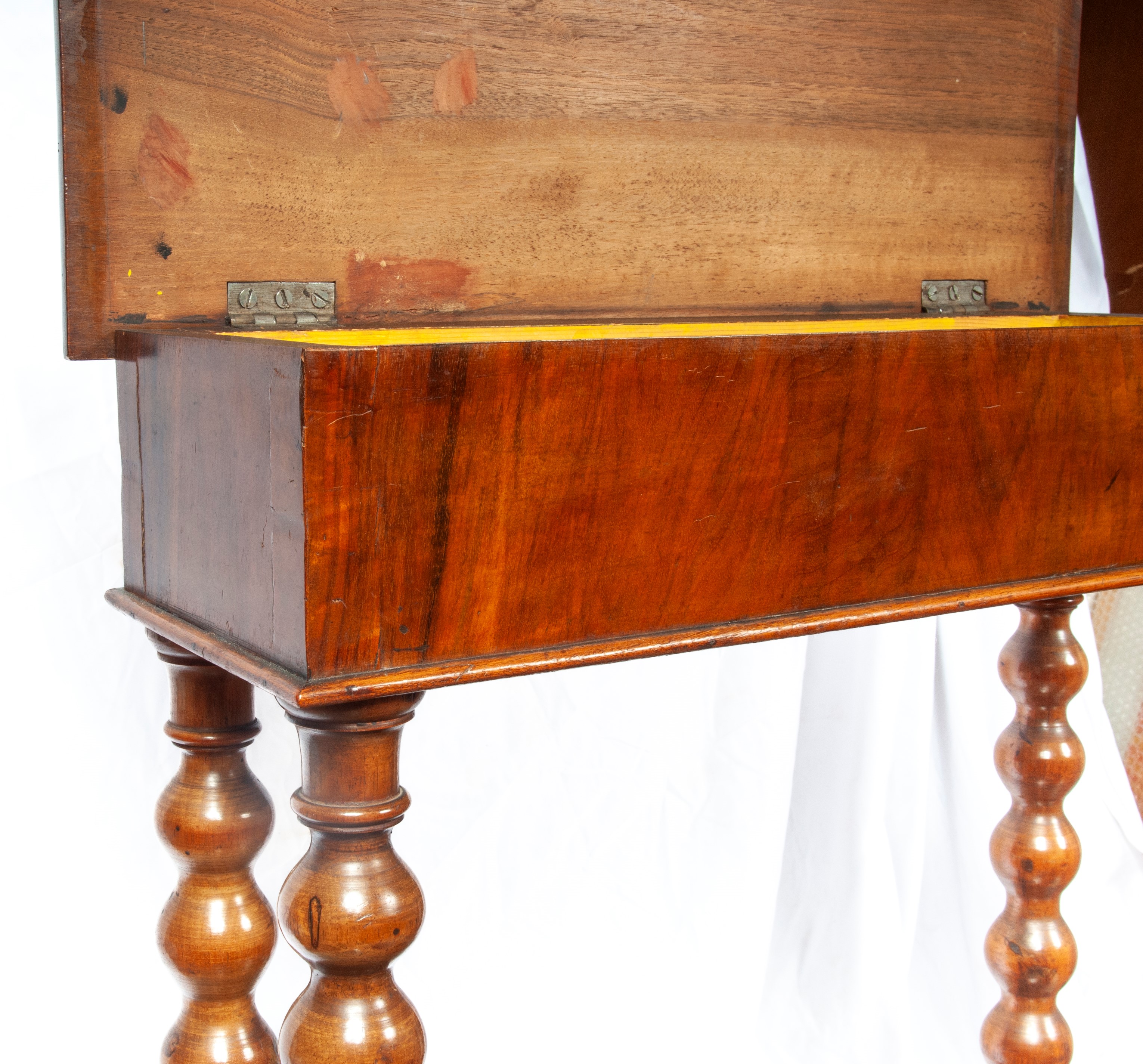Inginochiattoio in legno di noce, fine XIX secolo - inizio XX secolo