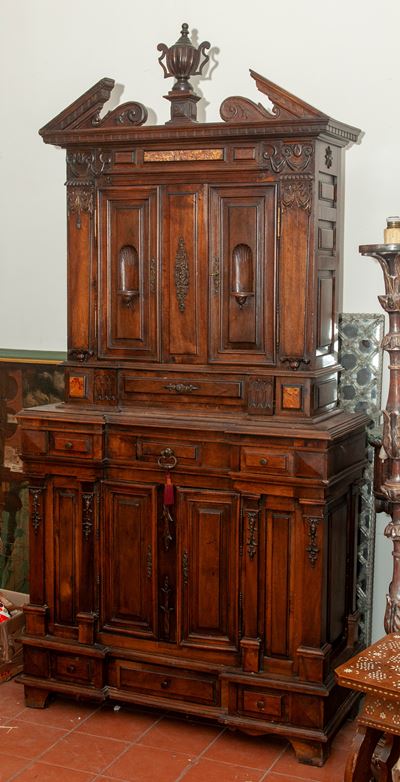 Credenza architettonica in legno di faggio, seconda metà XIX secolo