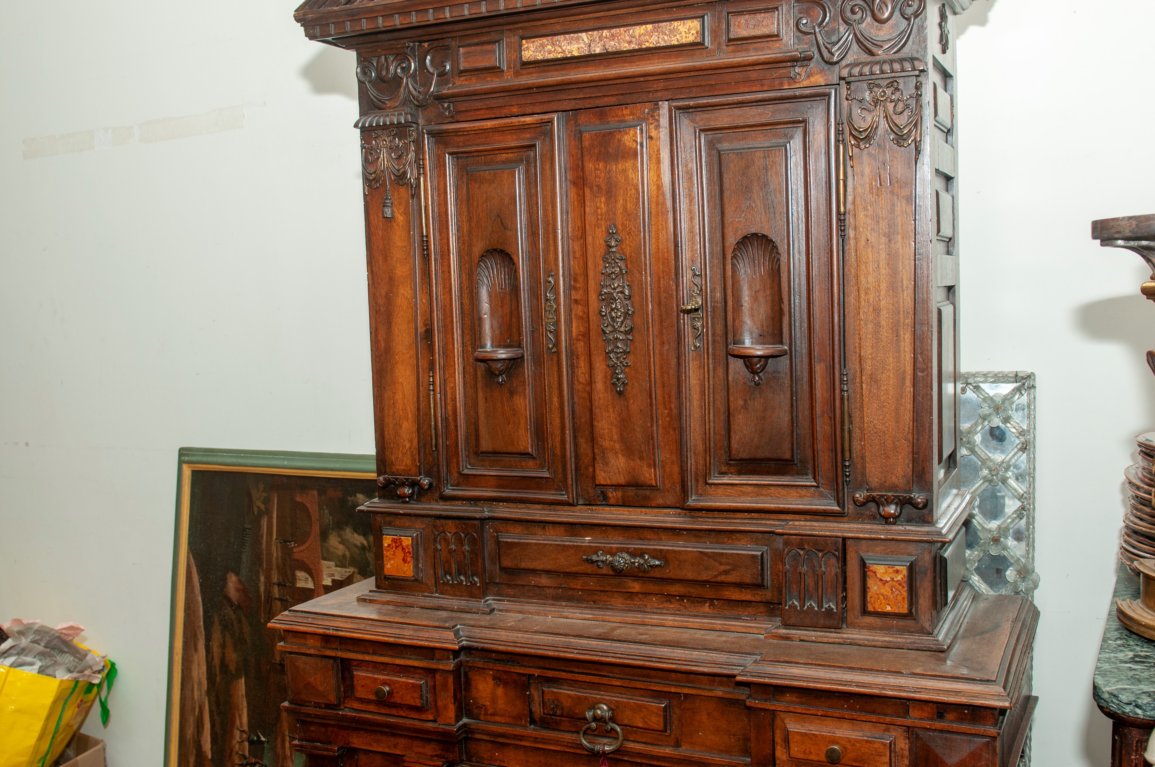 Credenza architettonica in legno di faggio, seconda metà XIX secolo