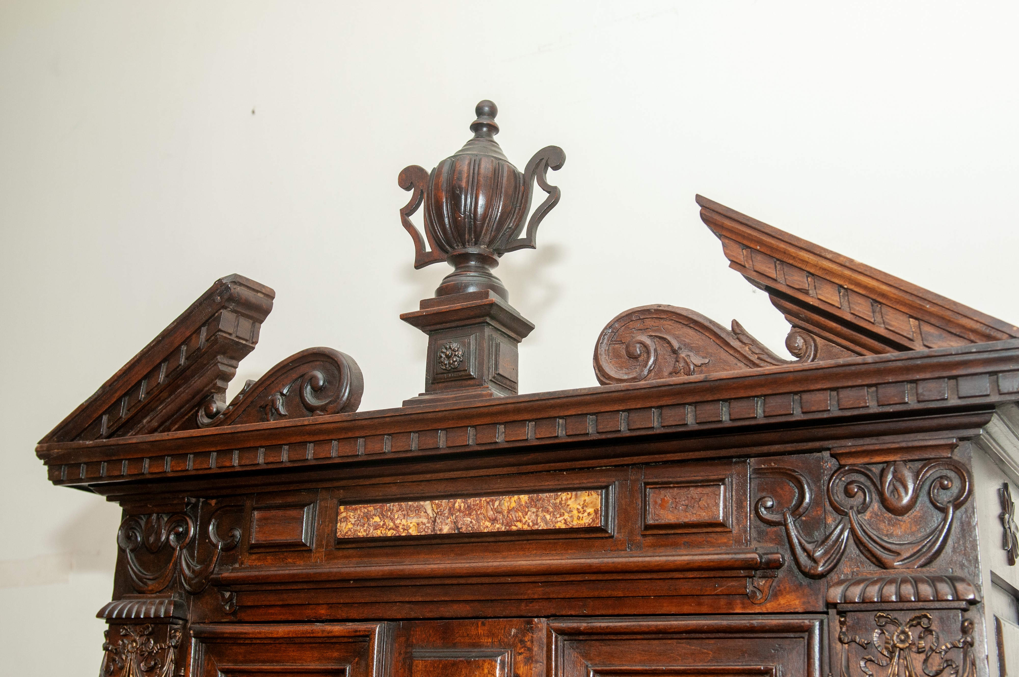 Credenza architettonica in legno di faggio, seconda metà XIX secolo