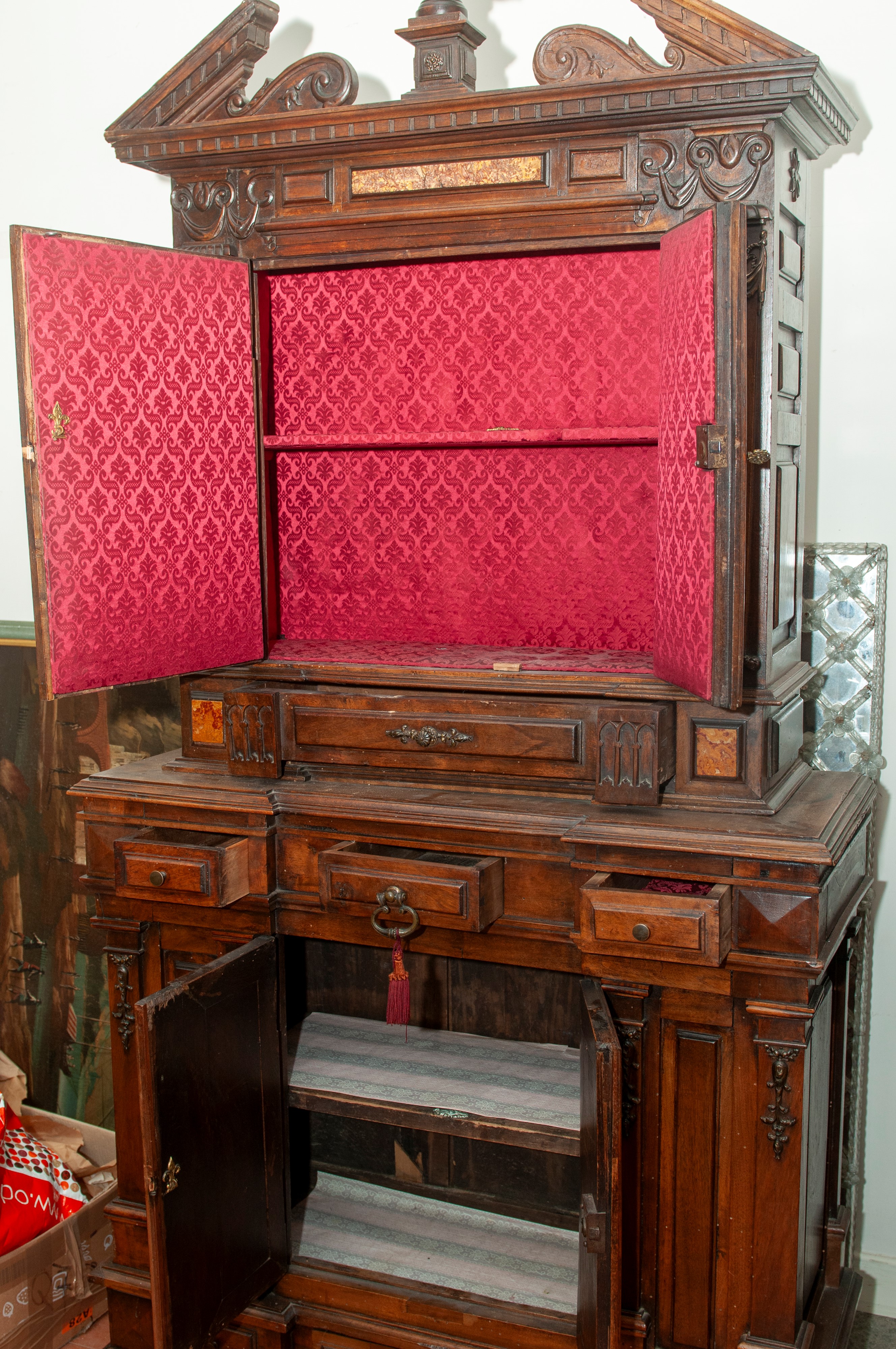 Credenza architettonica in legno di faggio, seconda metà XIX secolo