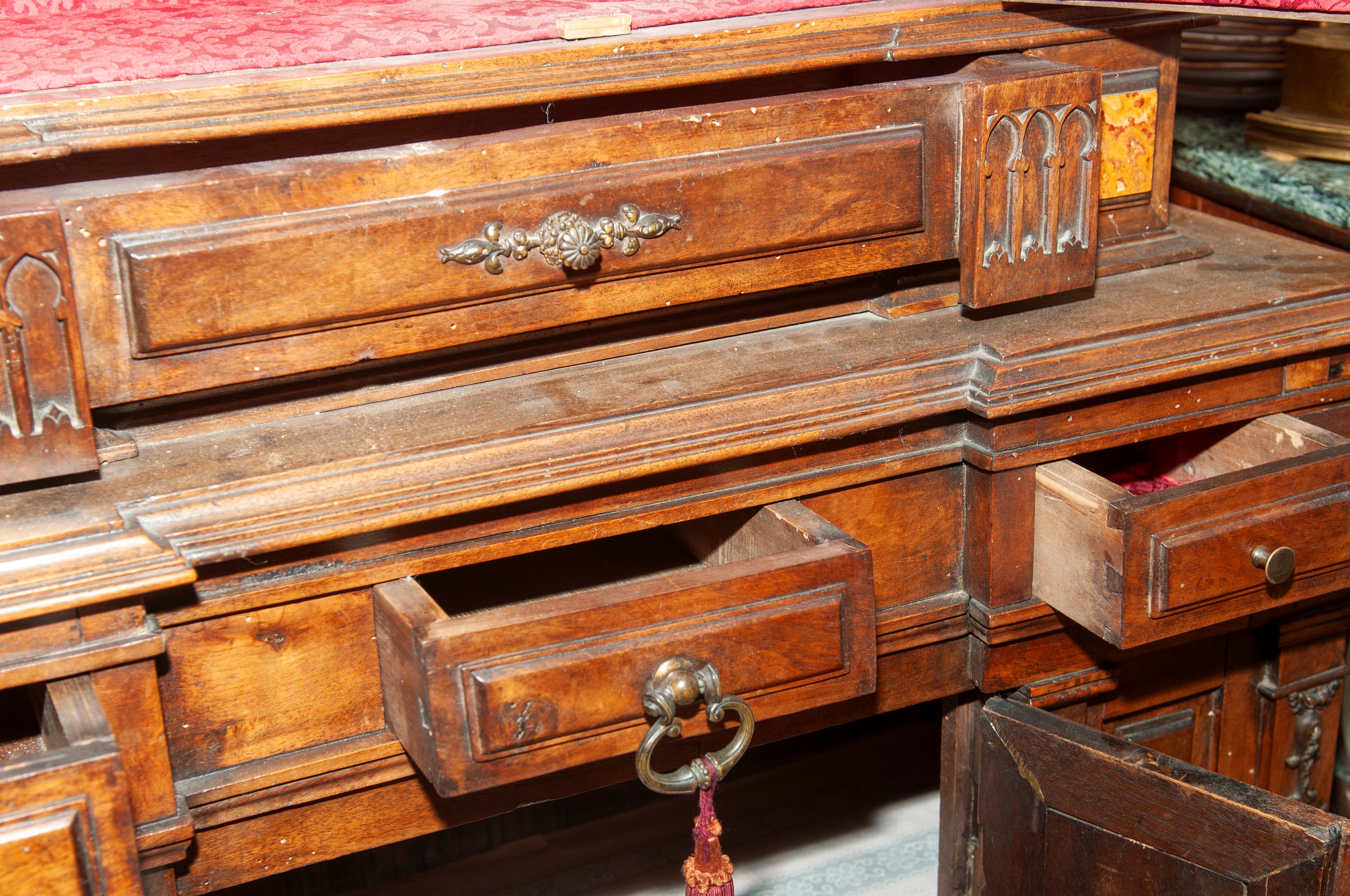 Credenza architettonica in legno di faggio, seconda metà XIX secolo
