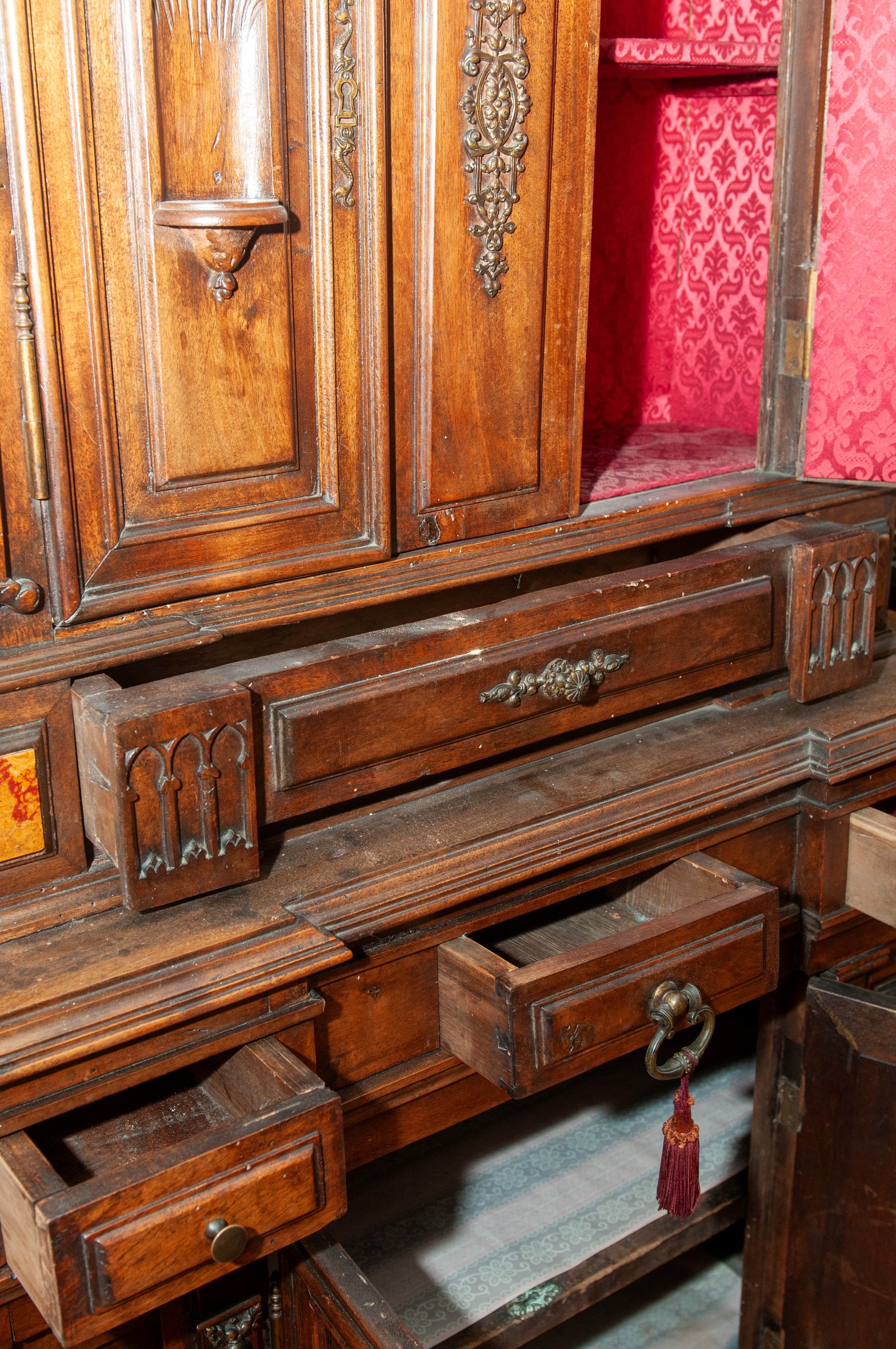 Credenza architettonica in legno di faggio, seconda metà XIX secolo