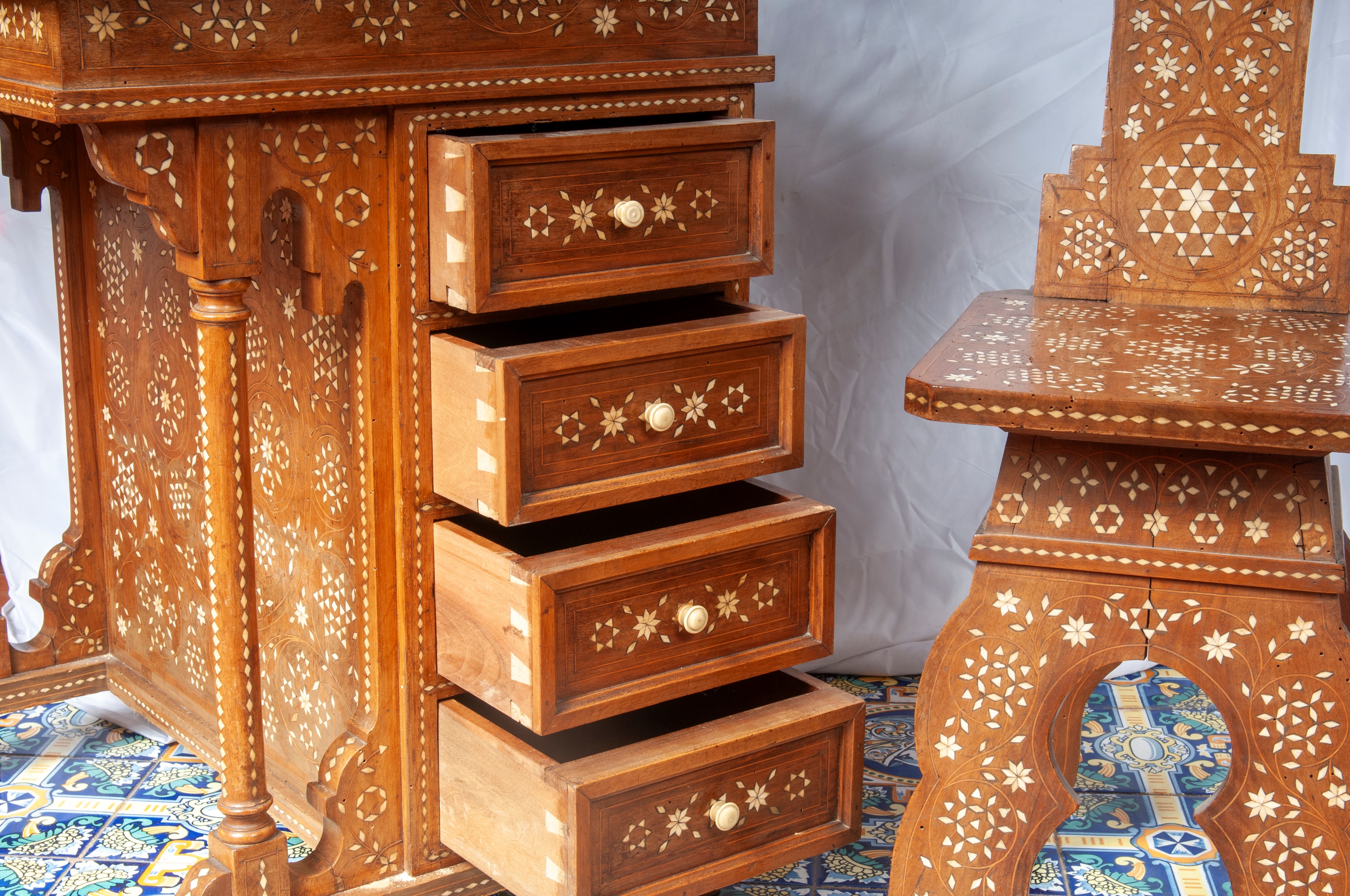 Davenport con seggiola in legno, inizio XX secolo