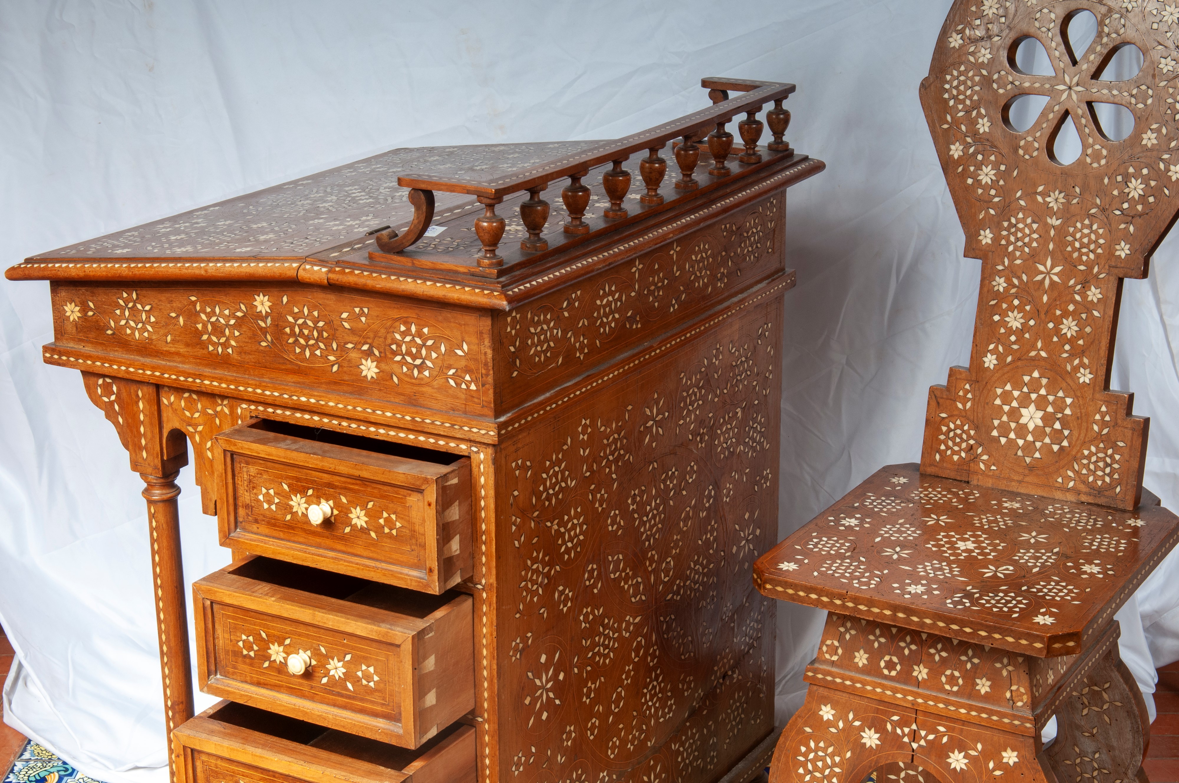 Davenport con seggiola in legno, inizio XX secolo