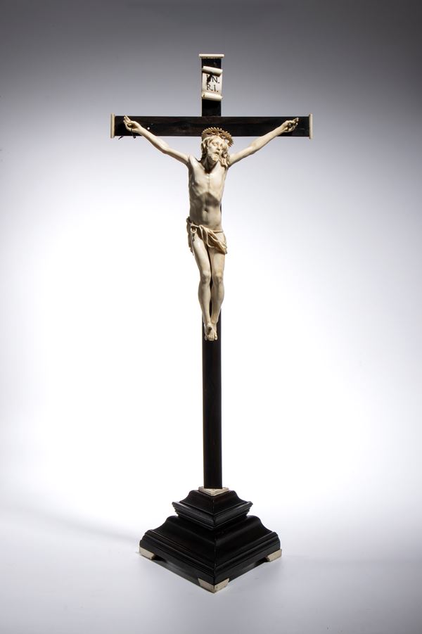 Crocifisso in avorio di elefante e ebano 