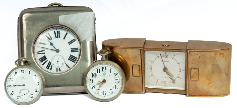 Lotto di tre orologi da tasca e uno da appoggio, metallo, XX secolo