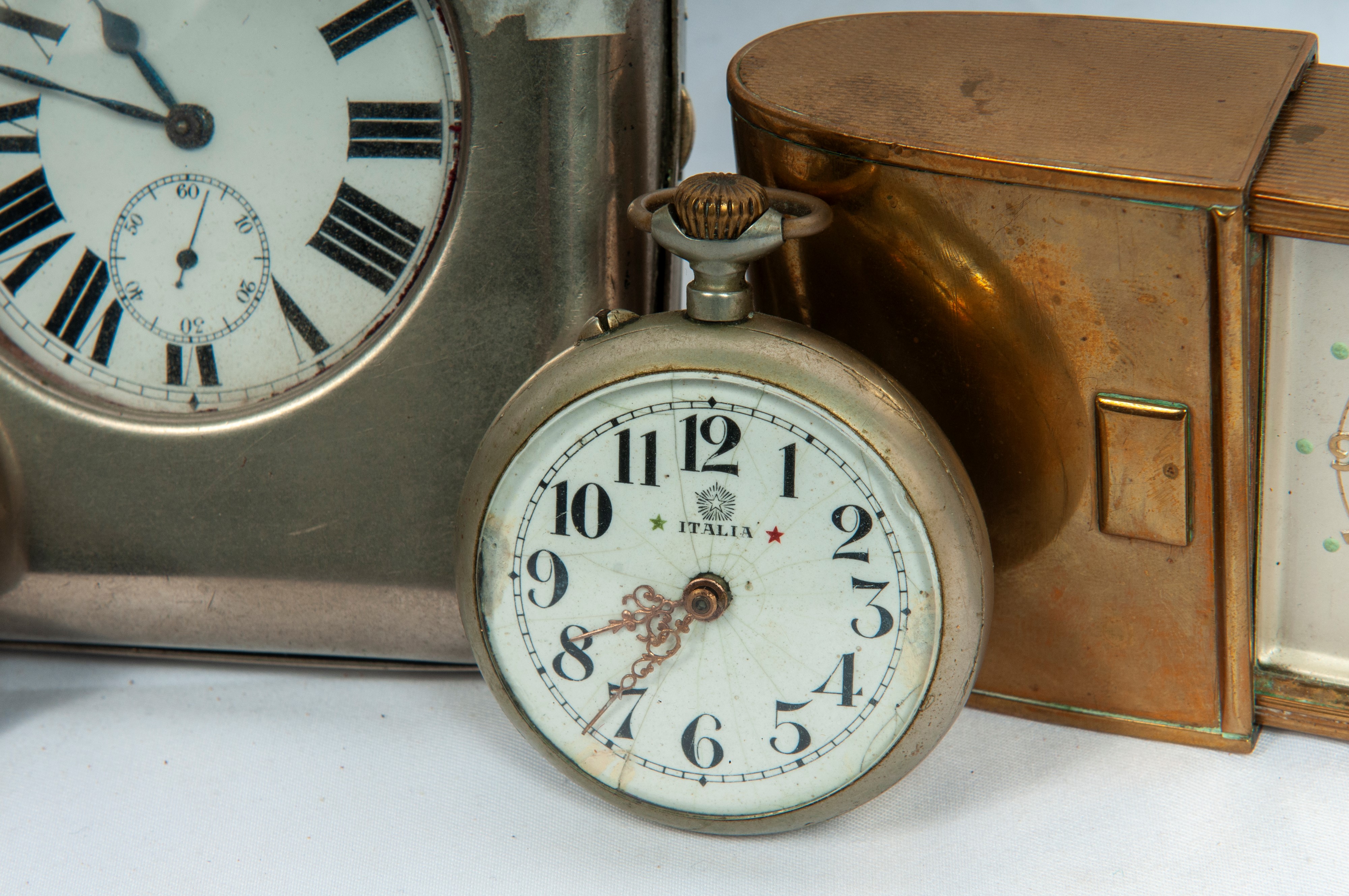 Lotto di tre orologi da tasca e uno da appoggio, metallo, XX secolo
