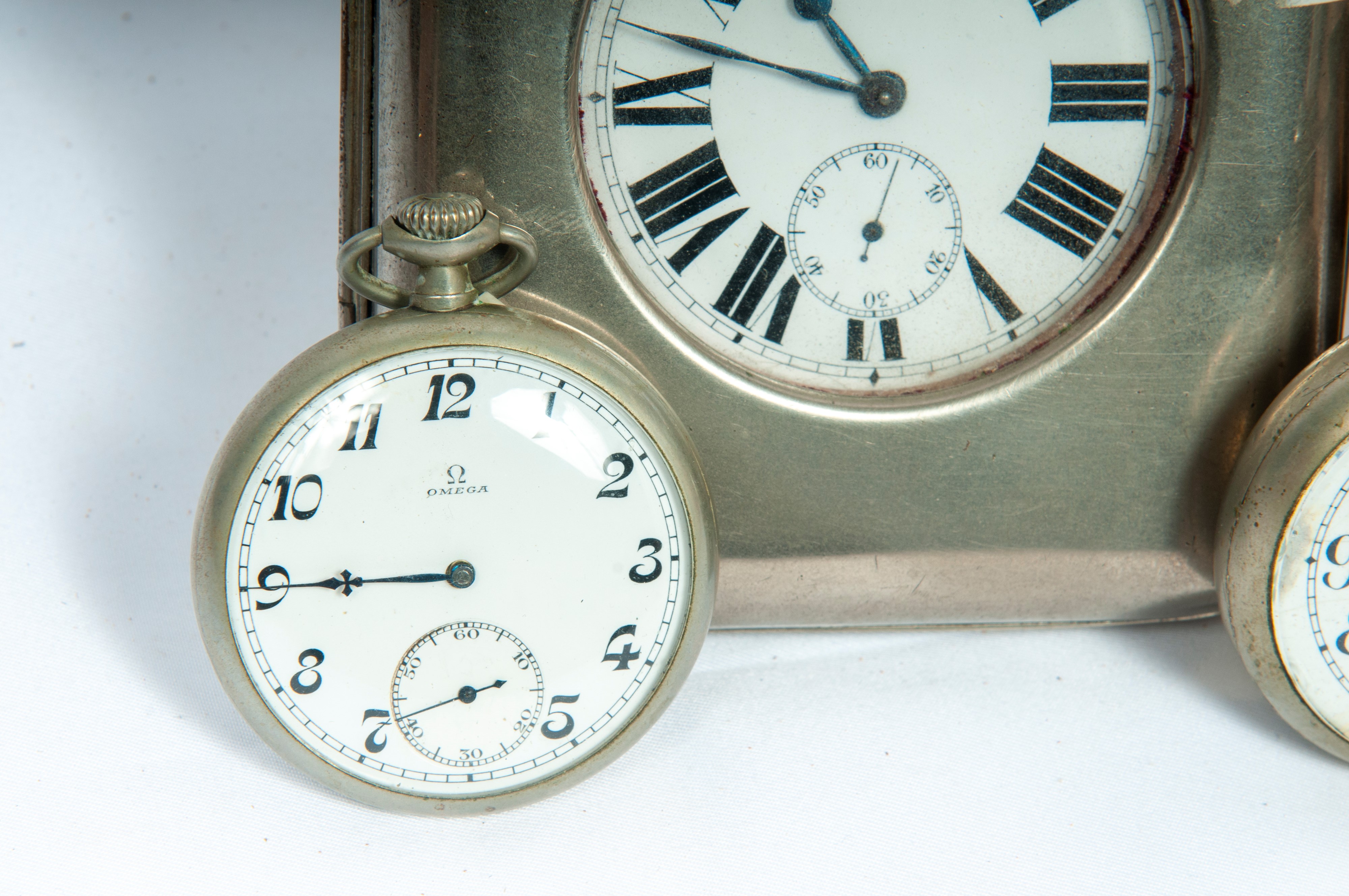 Lotto di tre orologi da tasca e uno da appoggio, metallo, XX secolo