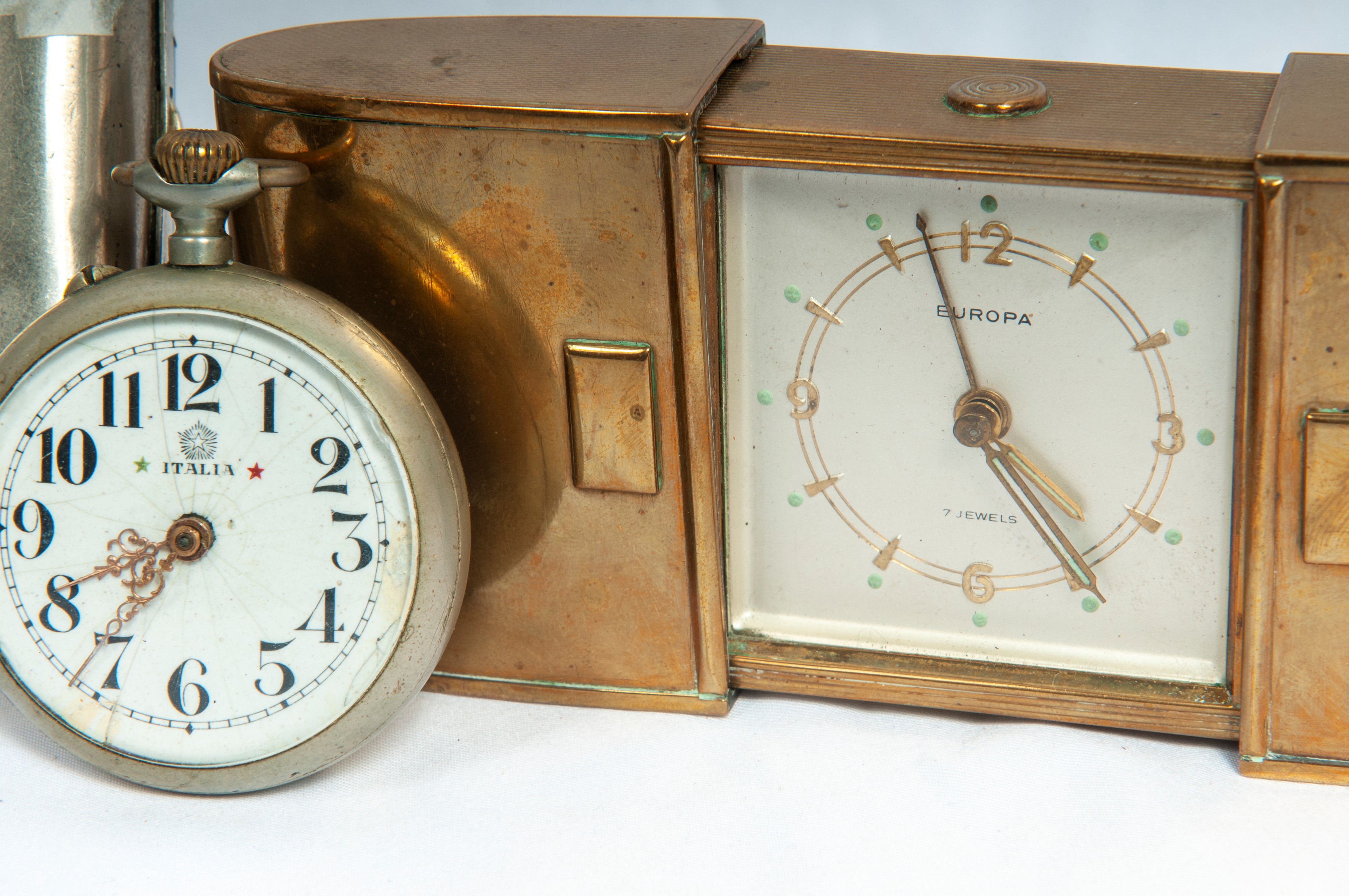 Lotto di tre orologi da tasca e uno da appoggio, metallo, XX secolo