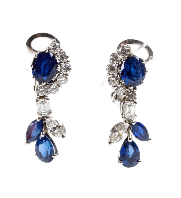 Paio di orecchini pendenti in oro, zaffiri e diamanti