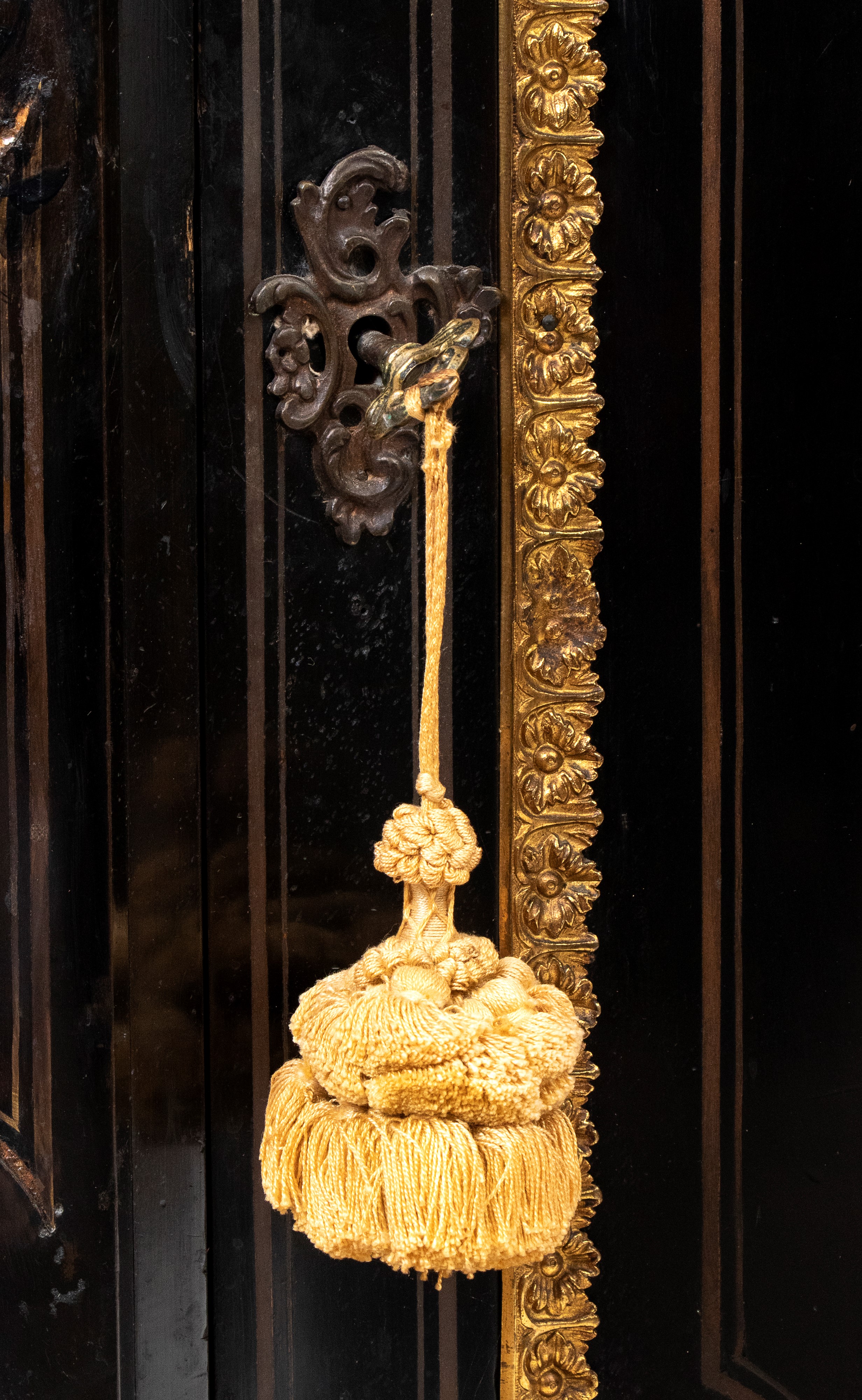 Credenza francese, Napoleone III, legno ebanizzato con applicazioni in bronzo dorato, XIX secolo