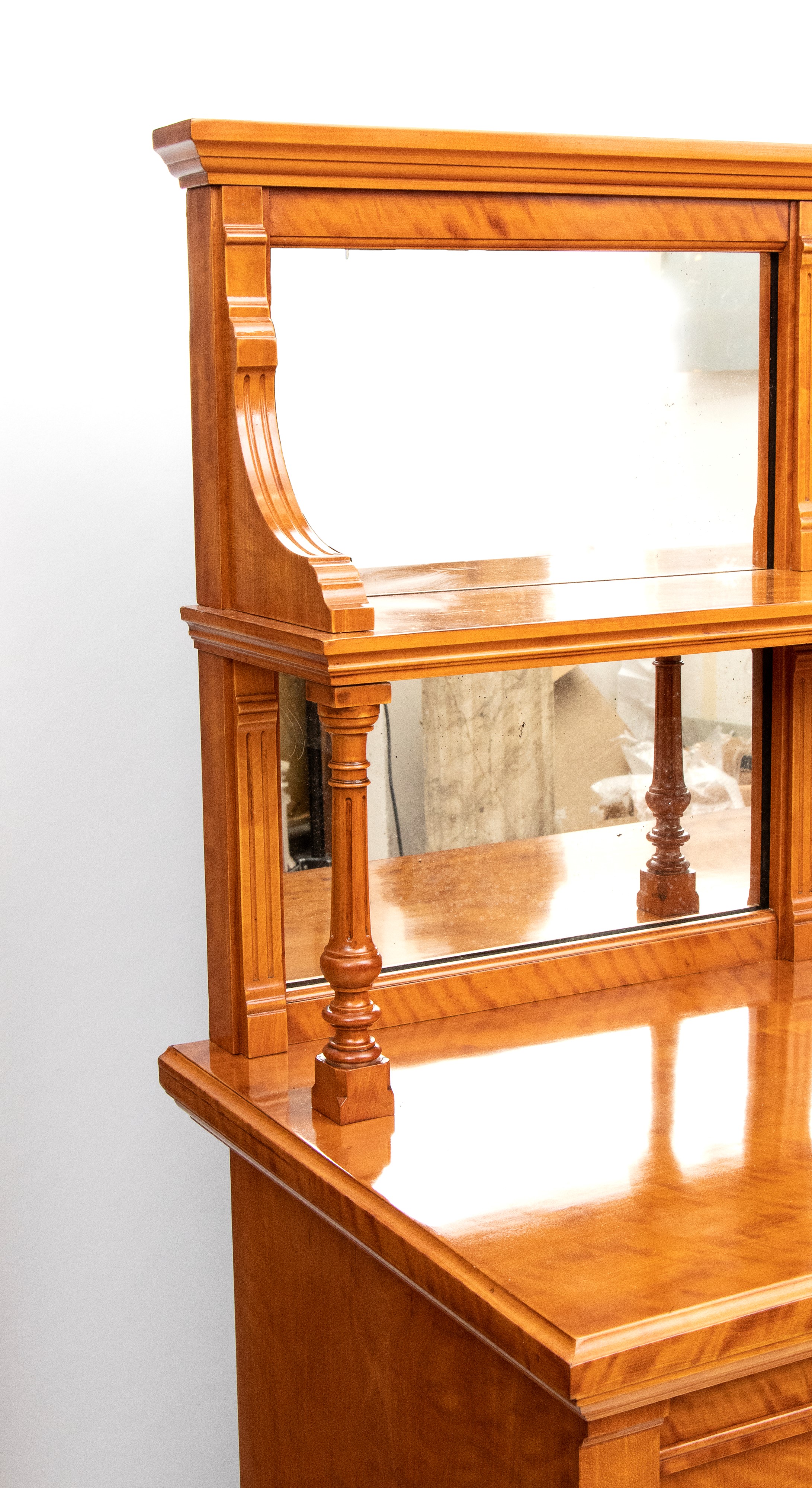 Credenza con alzata in satinwood, Inghilterra, XIX secolo