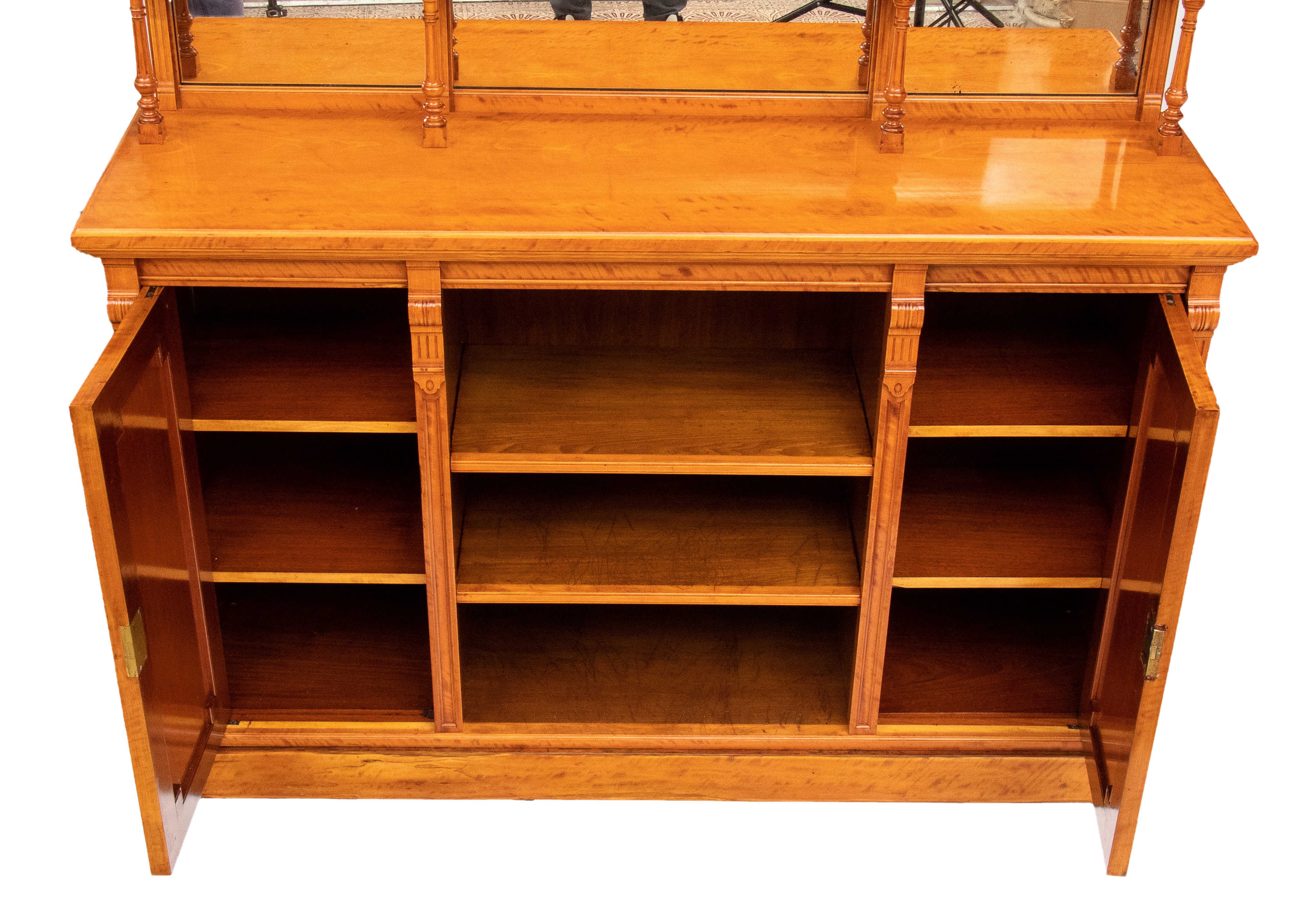 Credenza con alzata in satinwood, Inghilterra, XIX secolo