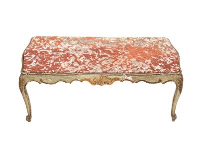 Tavolino laccato e dorato, legno intagliato con piano in marmo rosso di Verona, Venezia, XIX seco...