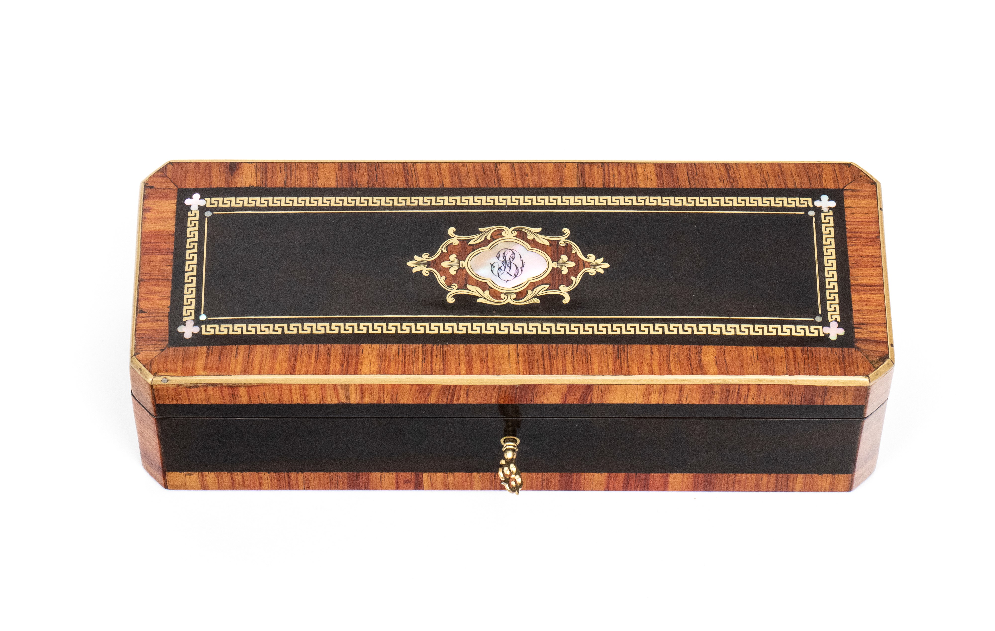 Charles-guillaume Diehl - Scatola in legno intarsiato con decorazioni in ottone e madreperla