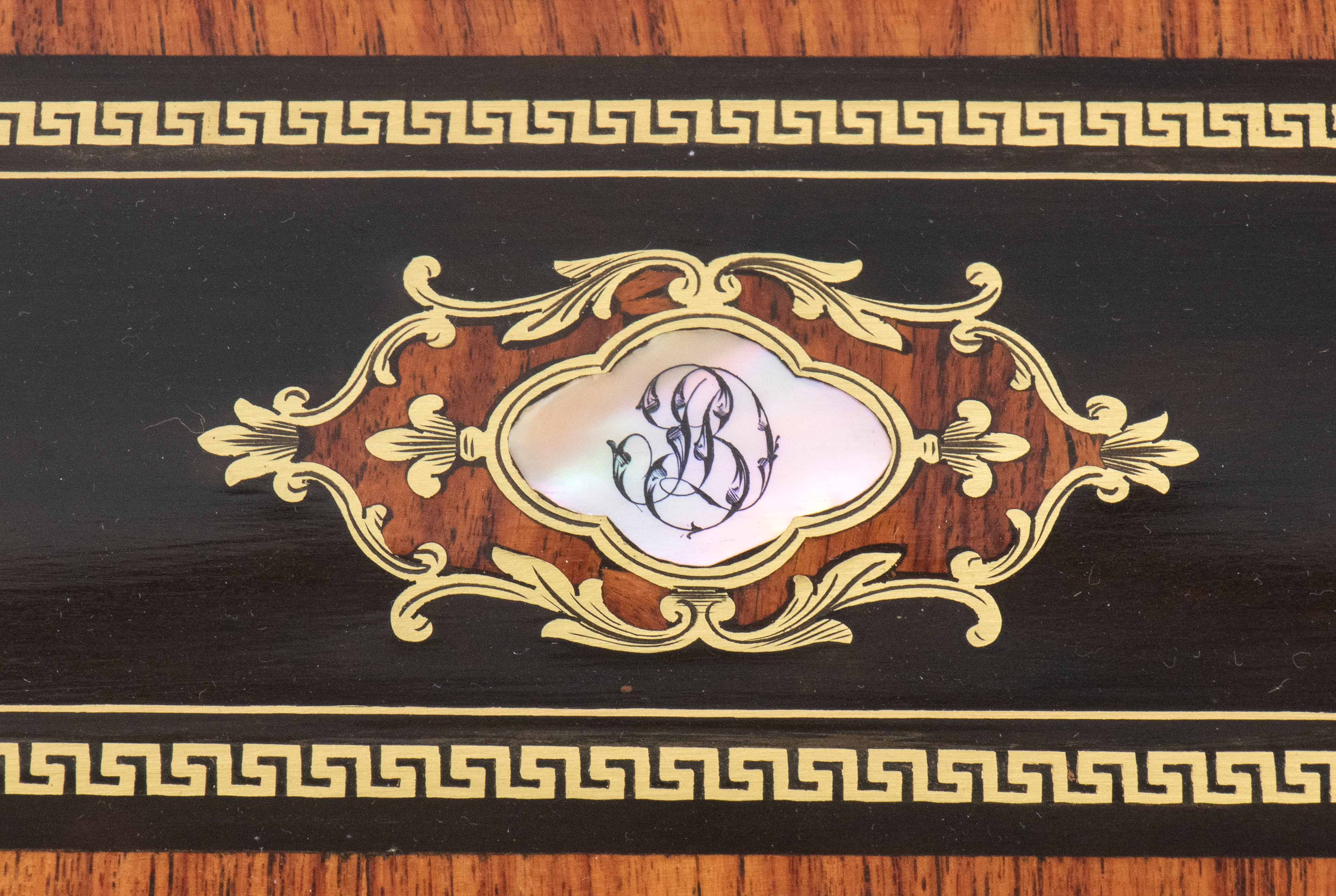 Charles-guillaume Diehl - Scatola in legno intarsiato con decorazioni in ottone e madreperla
