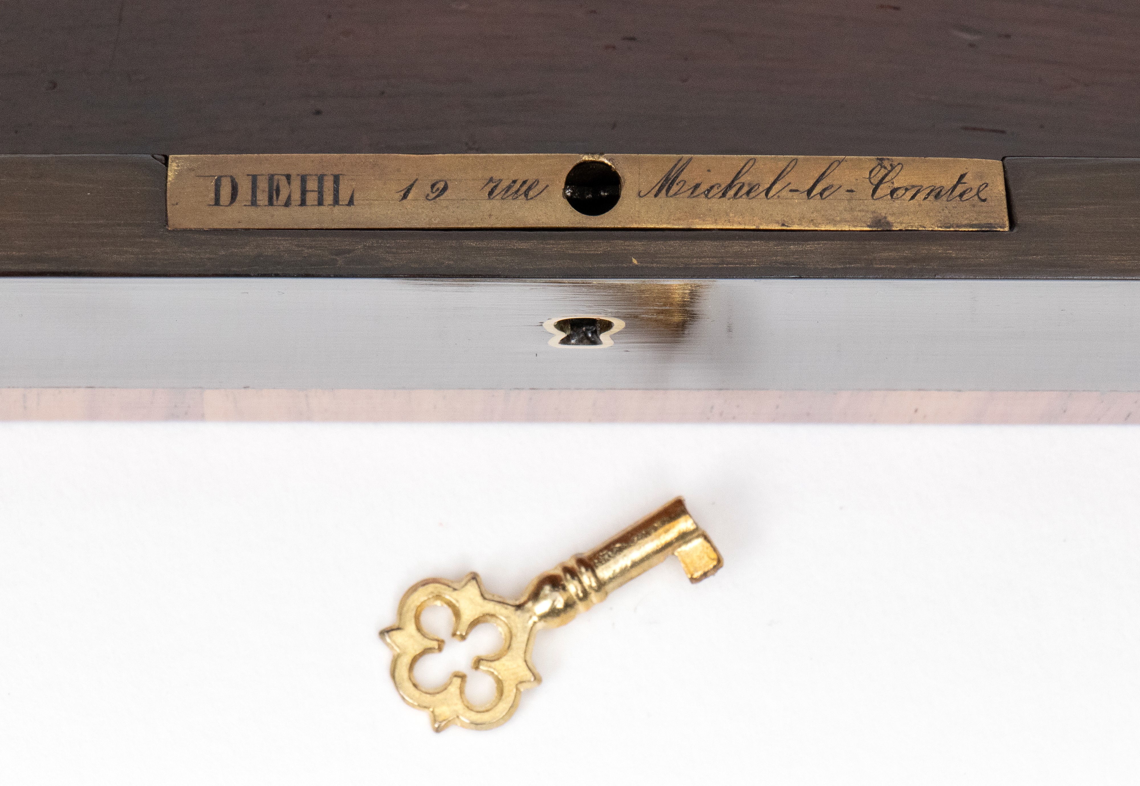 Charles-guillaume Diehl - Scatola in legno intarsiato con decorazioni in ottone e madreperla