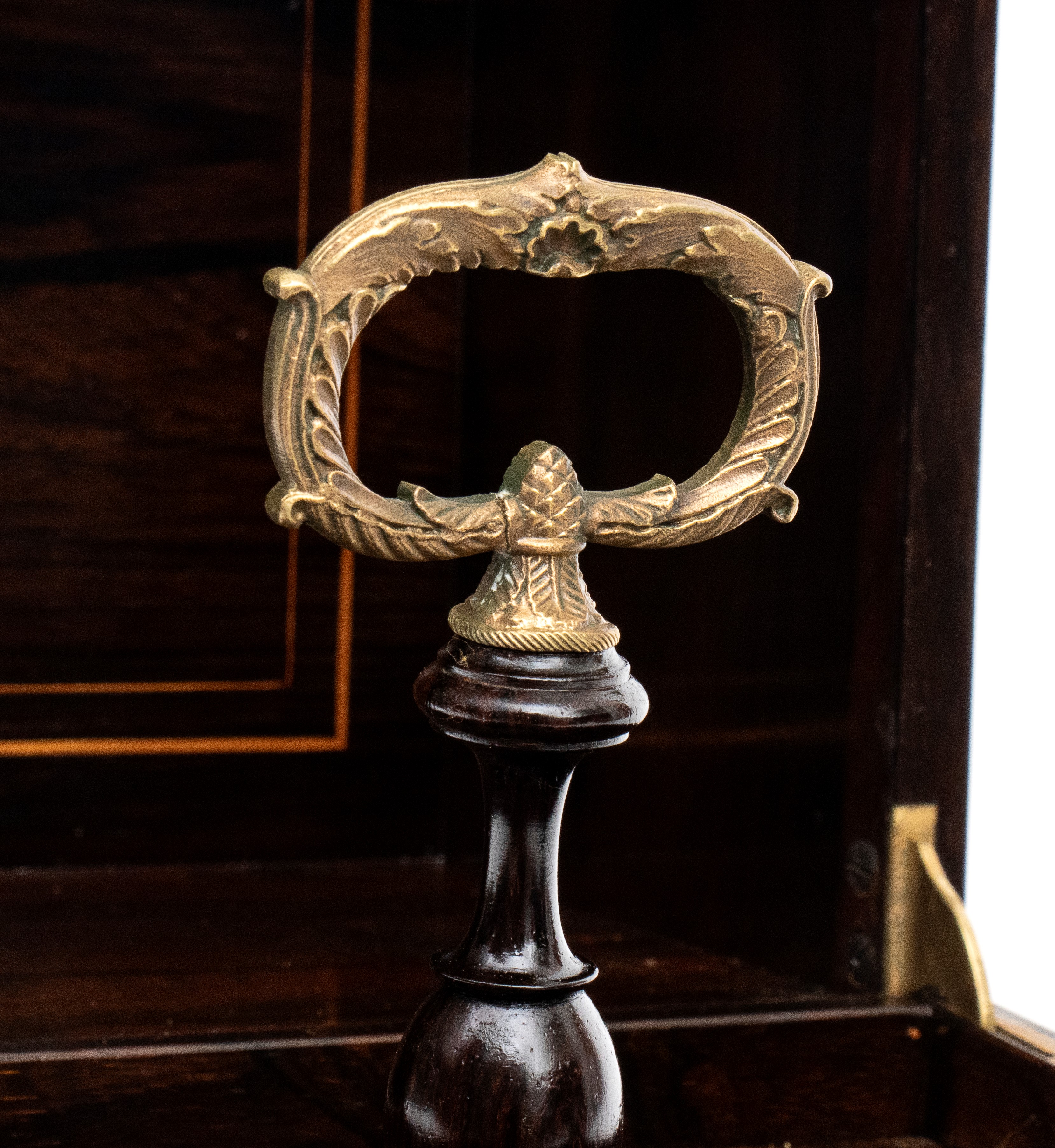 Scatola porta liquori, Francia, XIX secolo, legno di palissandro intarsiato