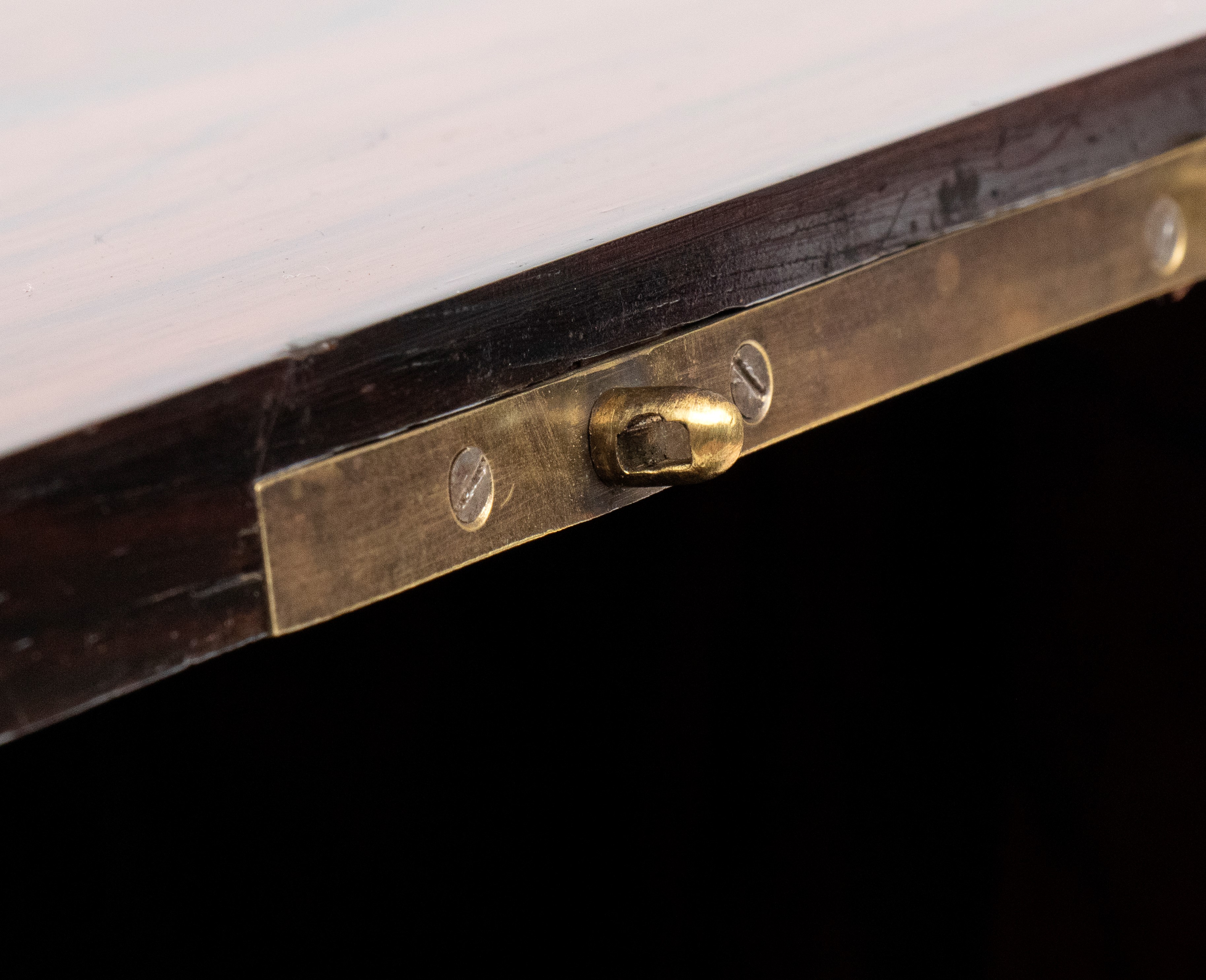 Scatola porta liquori, Francia, XIX secolo, legno di palissandro intarsiato
