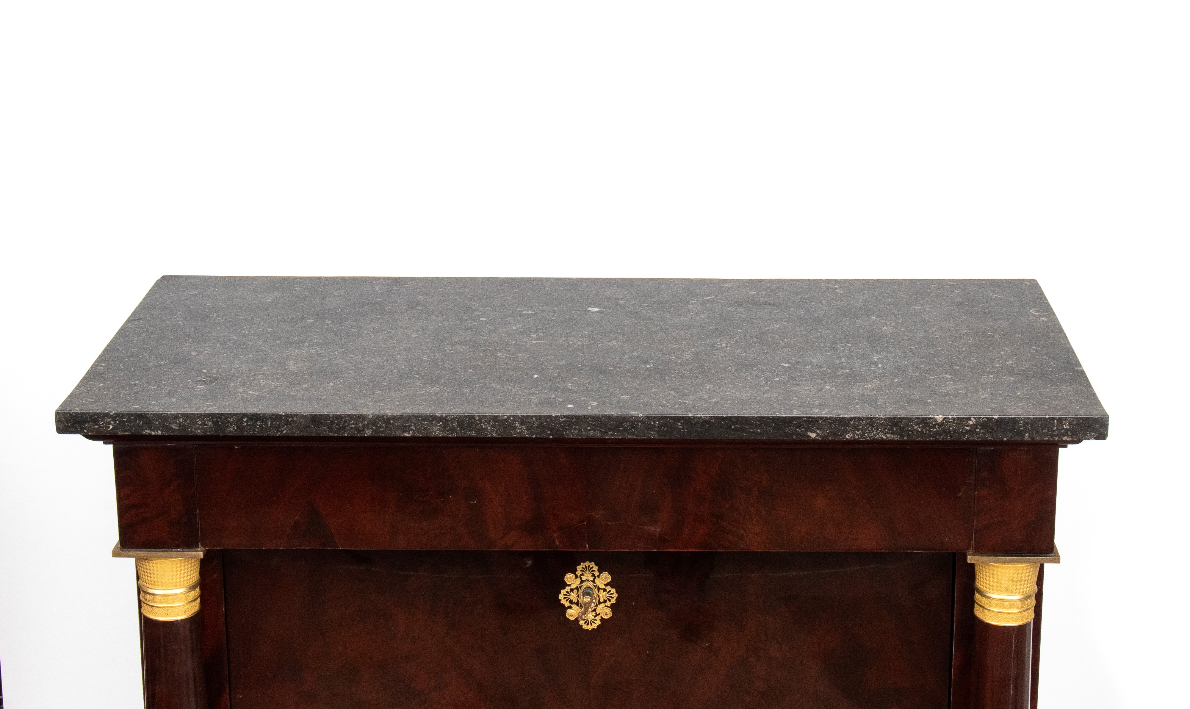 Secretaire Impero francese, mogano fiammato con bronzi dorati, ribalta e piano in marmo nero d’Af...