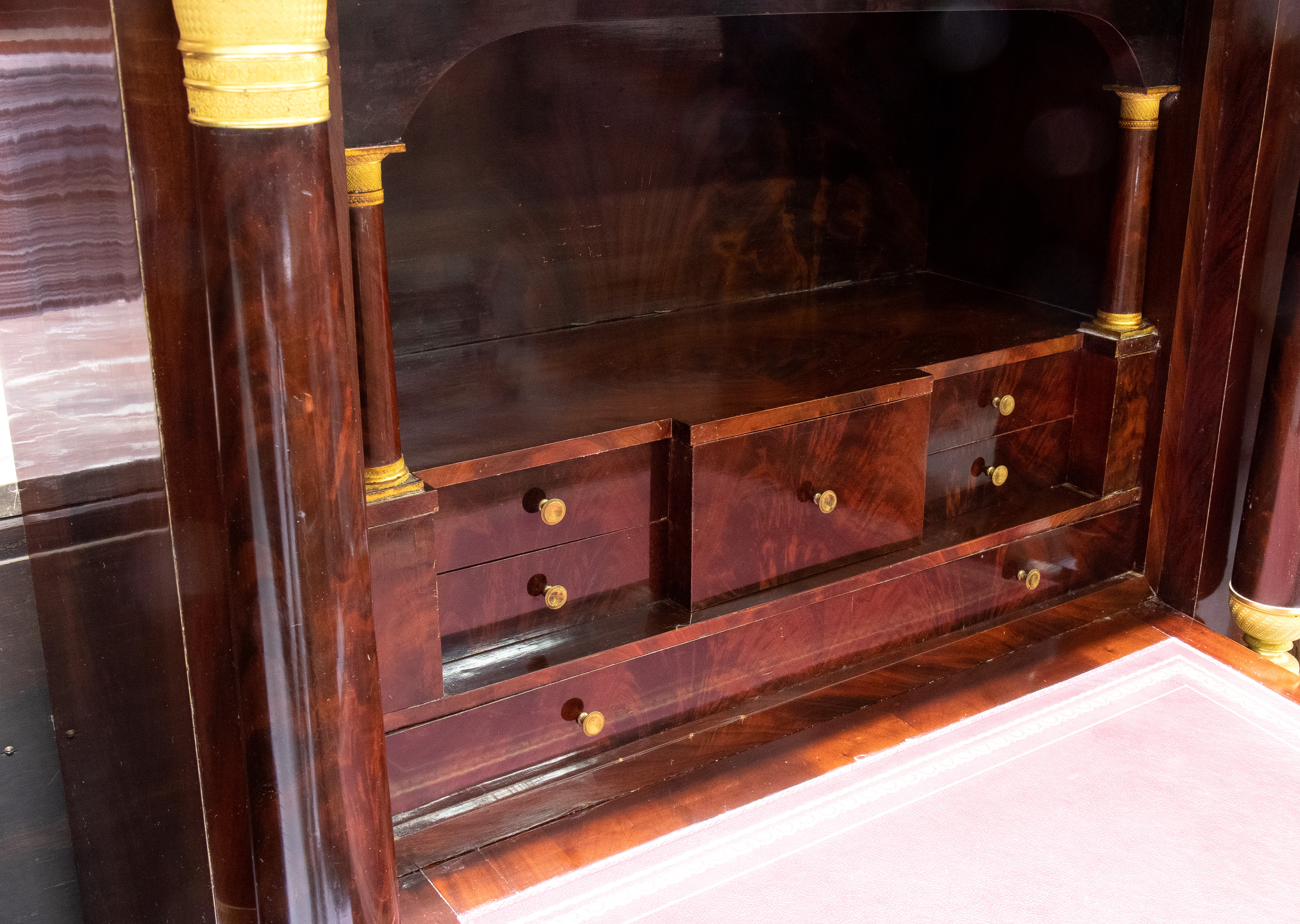 Secretaire Impero francese, mogano fiammato con bronzi dorati, ribalta e piano in marmo nero d’Af...